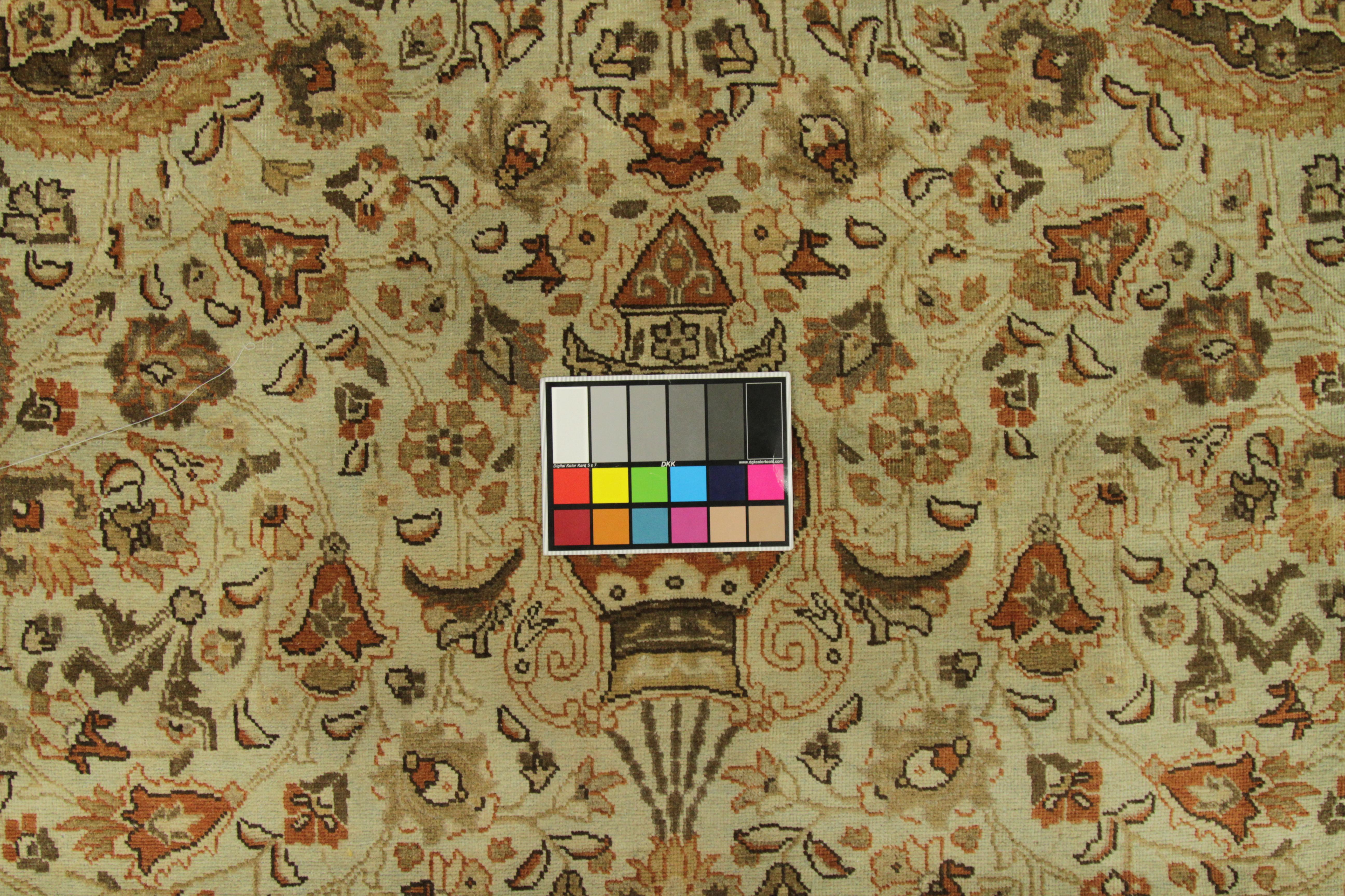 Tapis persan Tabriz ancien surdimensionné des années 1930 avec motifs tribaux ornés en vente 1