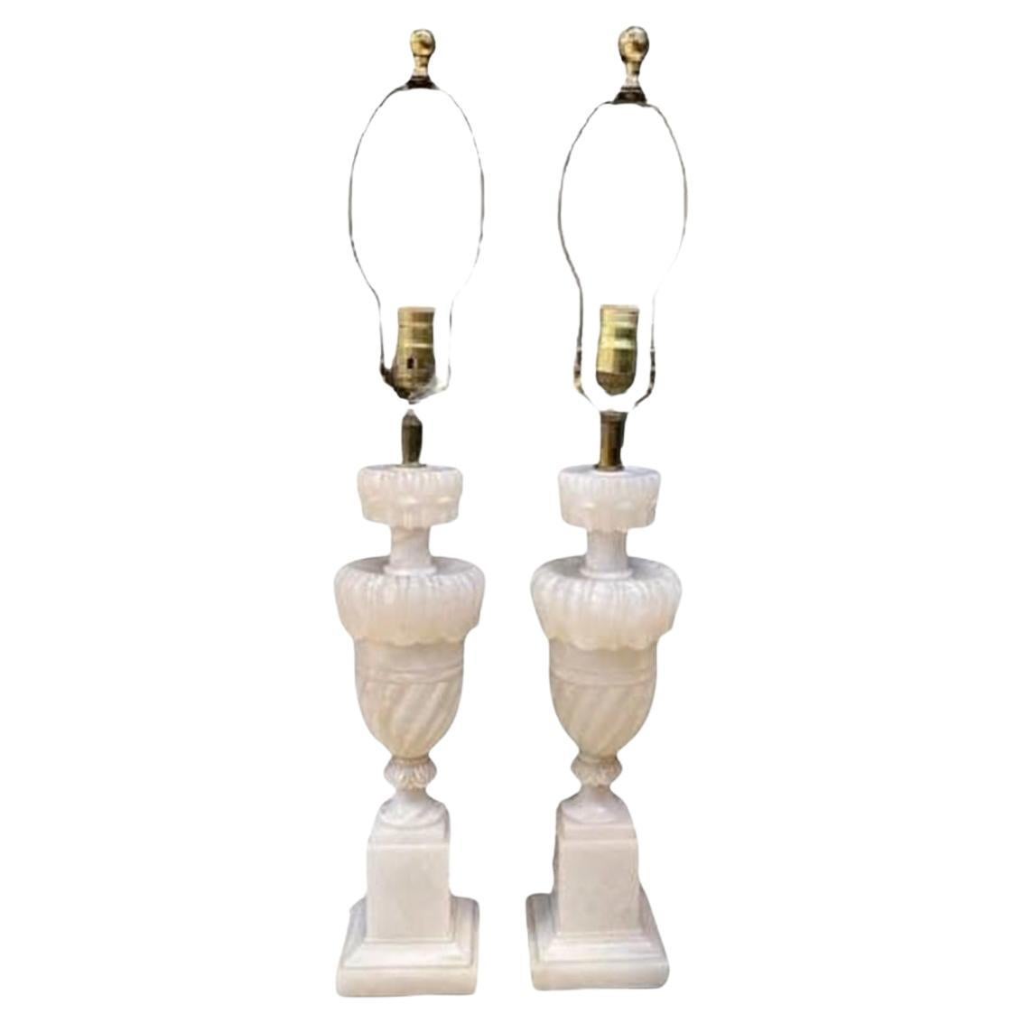 Paire de lampes de table italiennes en albâtre sculpté des années 1930