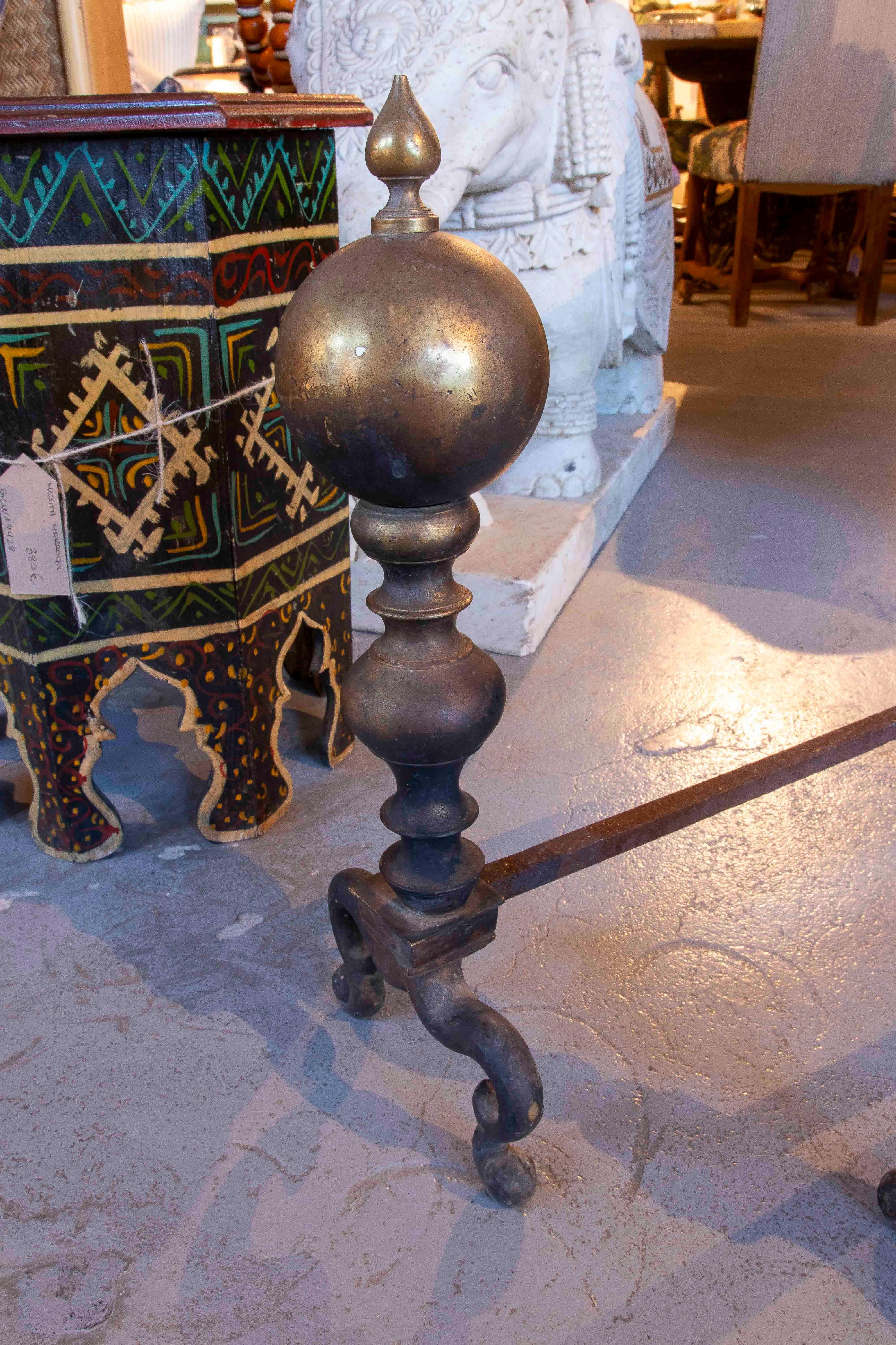1930s Pair of Antique Andirons in Turned Bronze with Iron Base In Good Condition For Sale In Marbella, ES