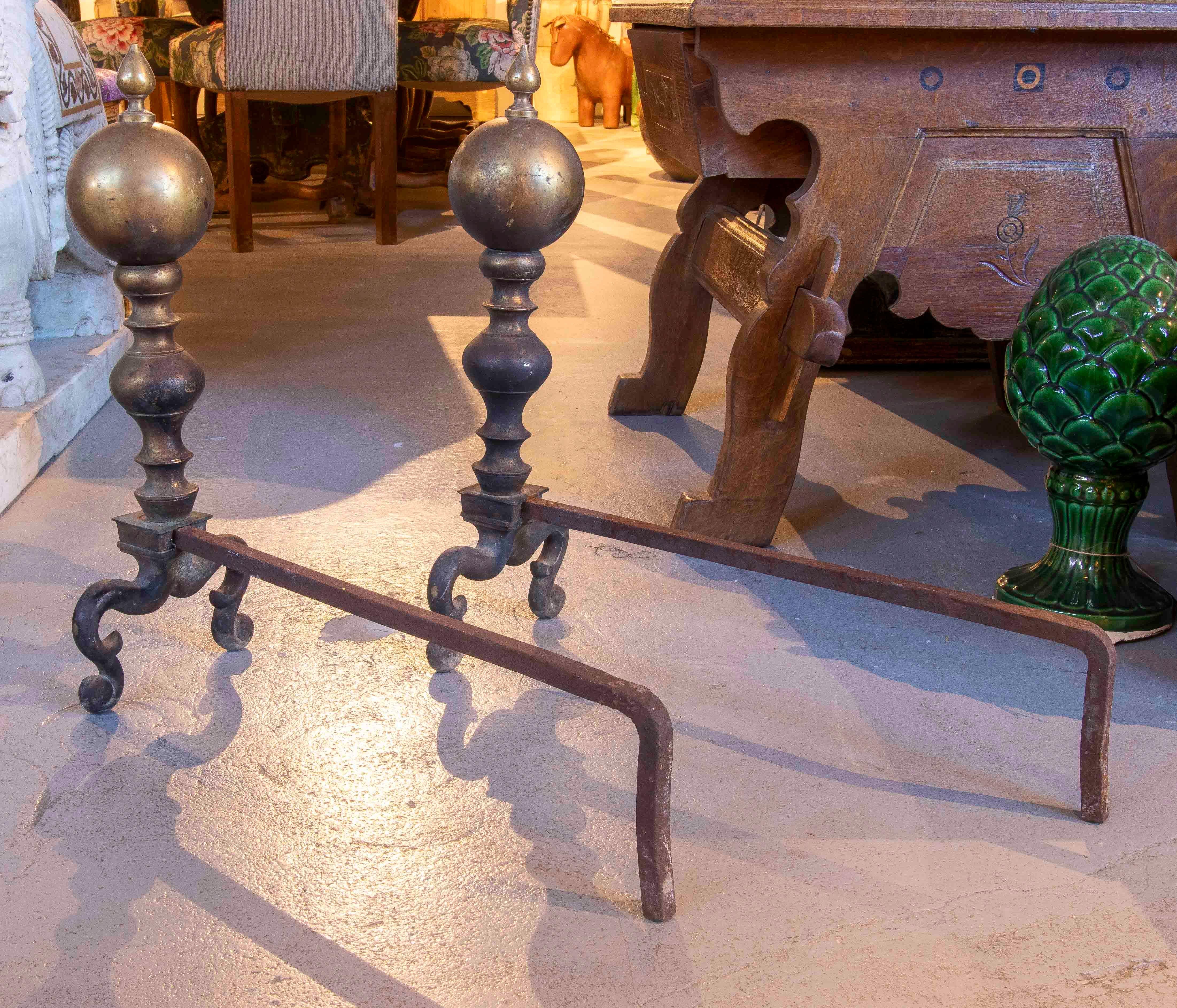 1930s Pair of Antique Andirons in Turned Bronze with Iron Base For Sale 4