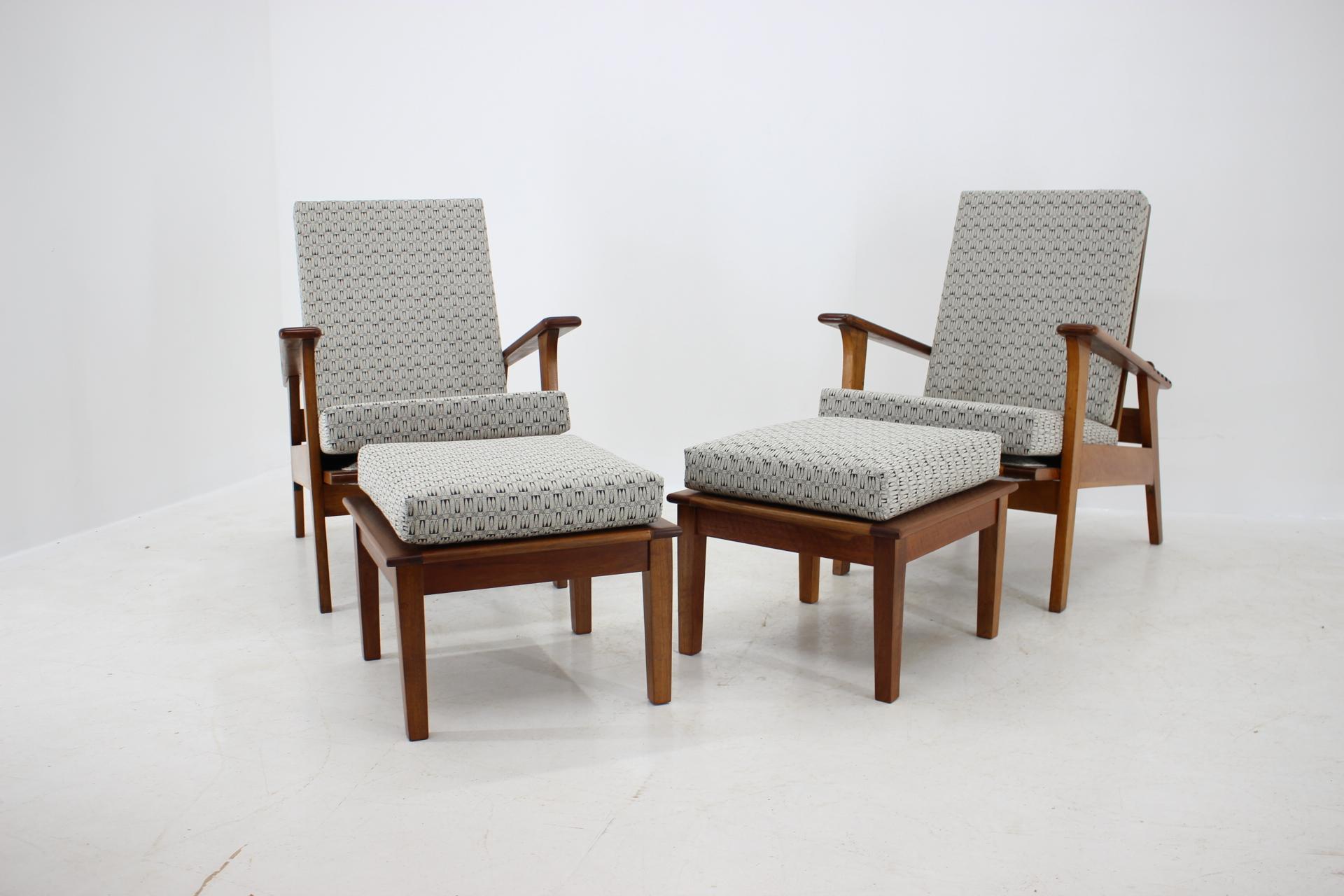 - Very rare model
- Made of solid walnut wood
- Carefully refurbished
- Newly upholstered
- Stools: 43 x 52 x 52cm.