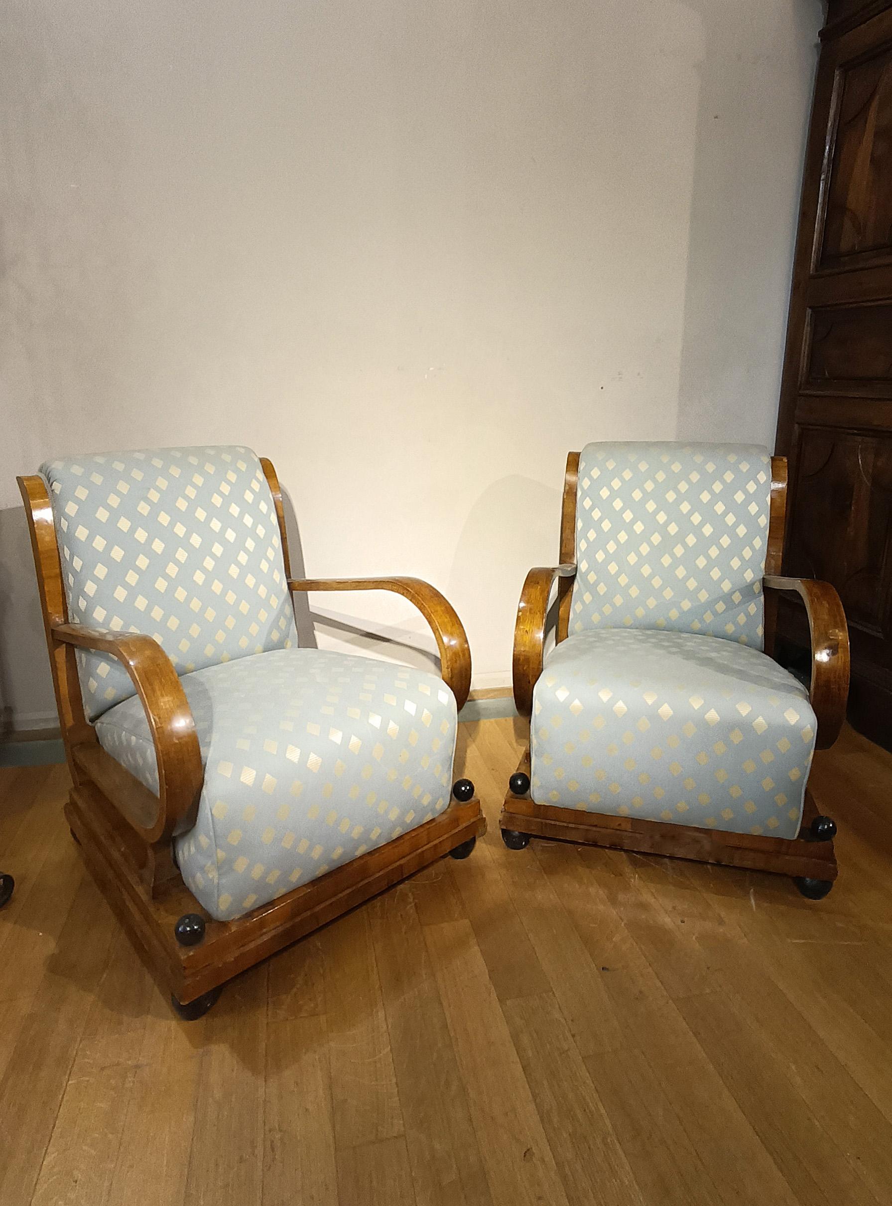 Preciosa pareja de sillones art déco chapados en nogal, con adornos y pies ebonizados. Acolchados con suspensiones de muelles y tapizados en un tejido azul claro con rombos blancos, estos sillones presentan un respaldo curvado y brazos arqueados que