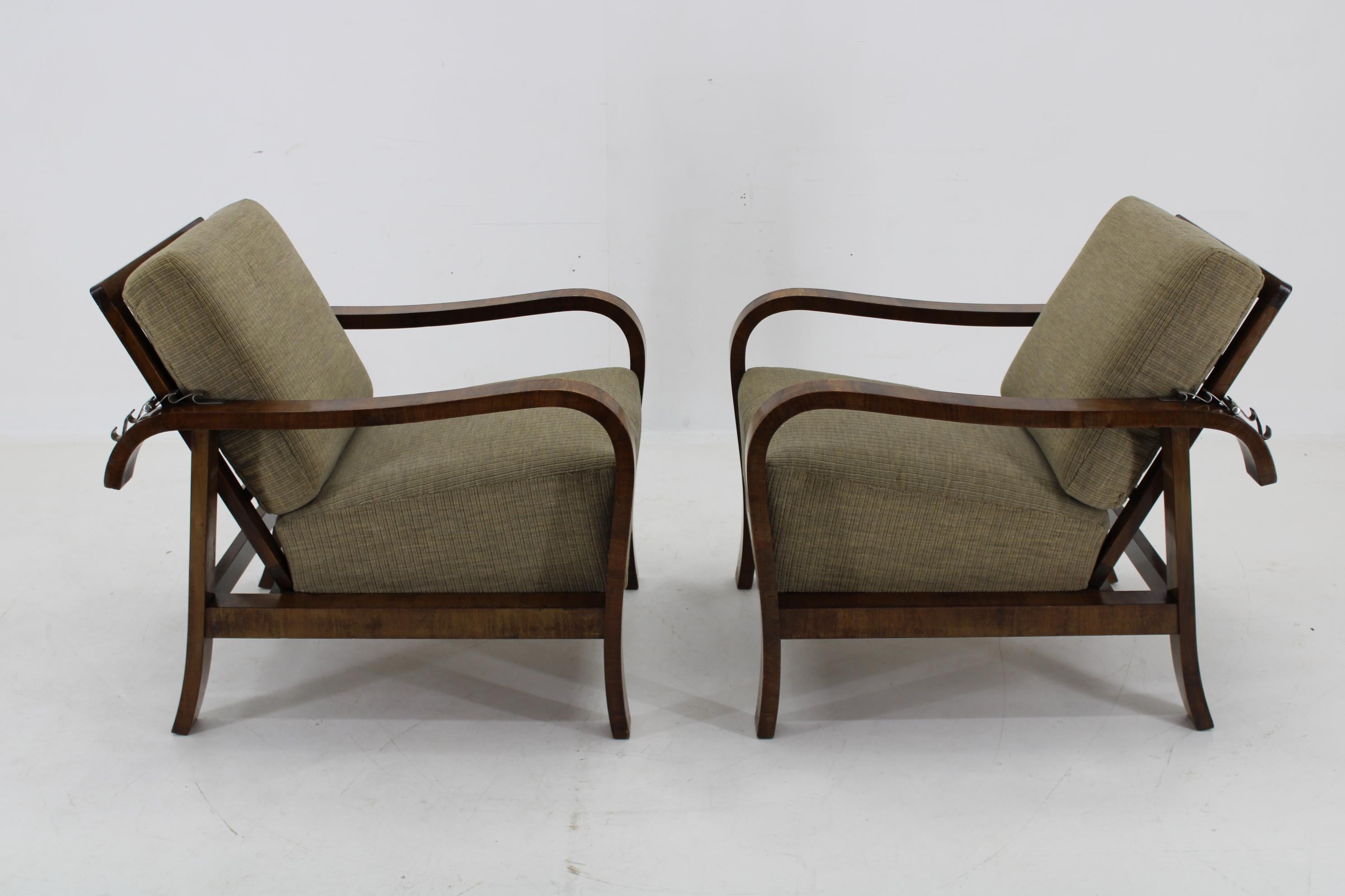 Art Déco Coppia di poltrone Art Deco degli anni '30 in finitura noce, Cecoslovacchia in vendita
