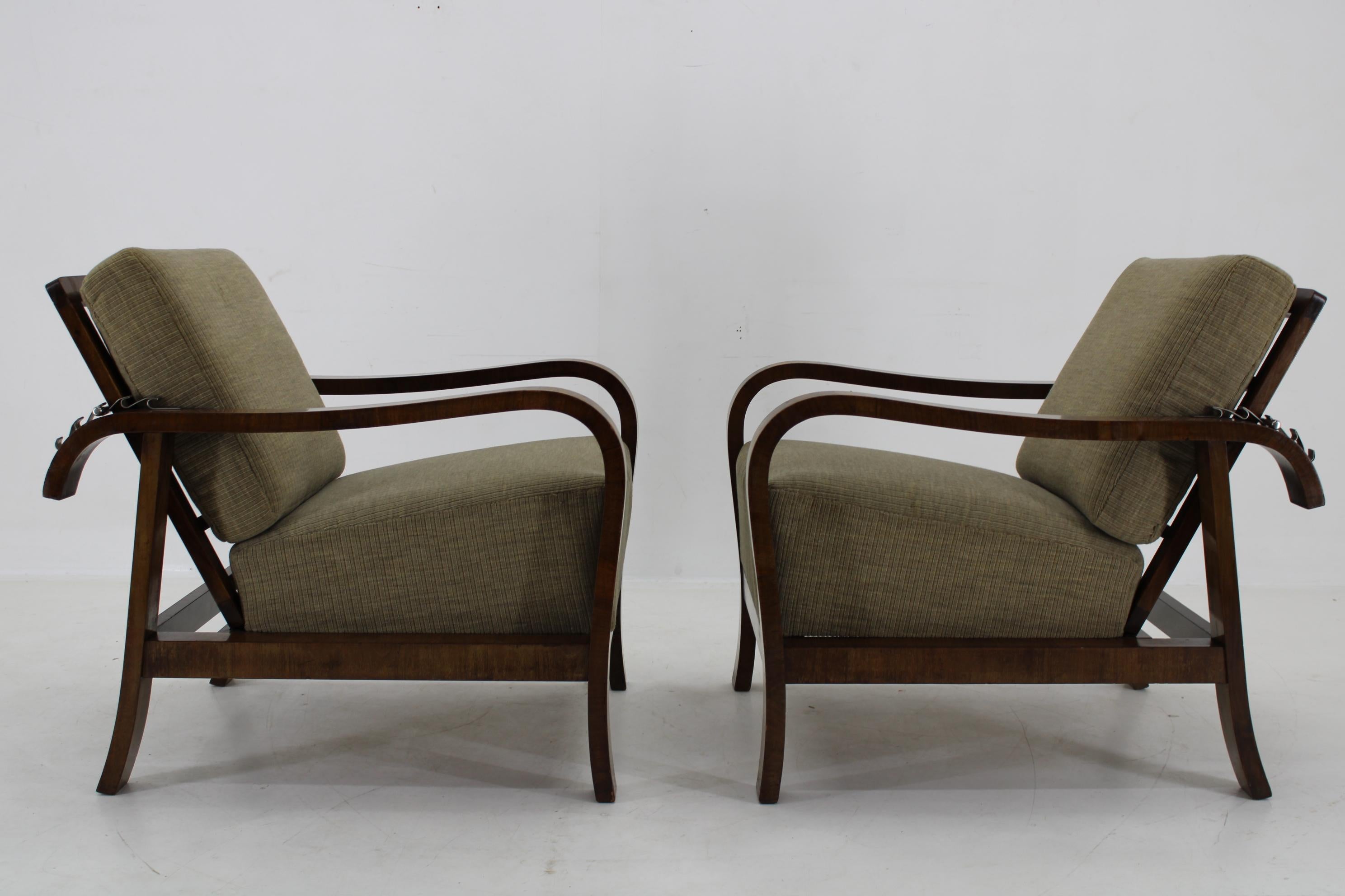 Coppia di poltrone Art Deco degli anni '30 in finitura noce, Cecoslovacchia In condizioni buone in vendita a Praha, CZ