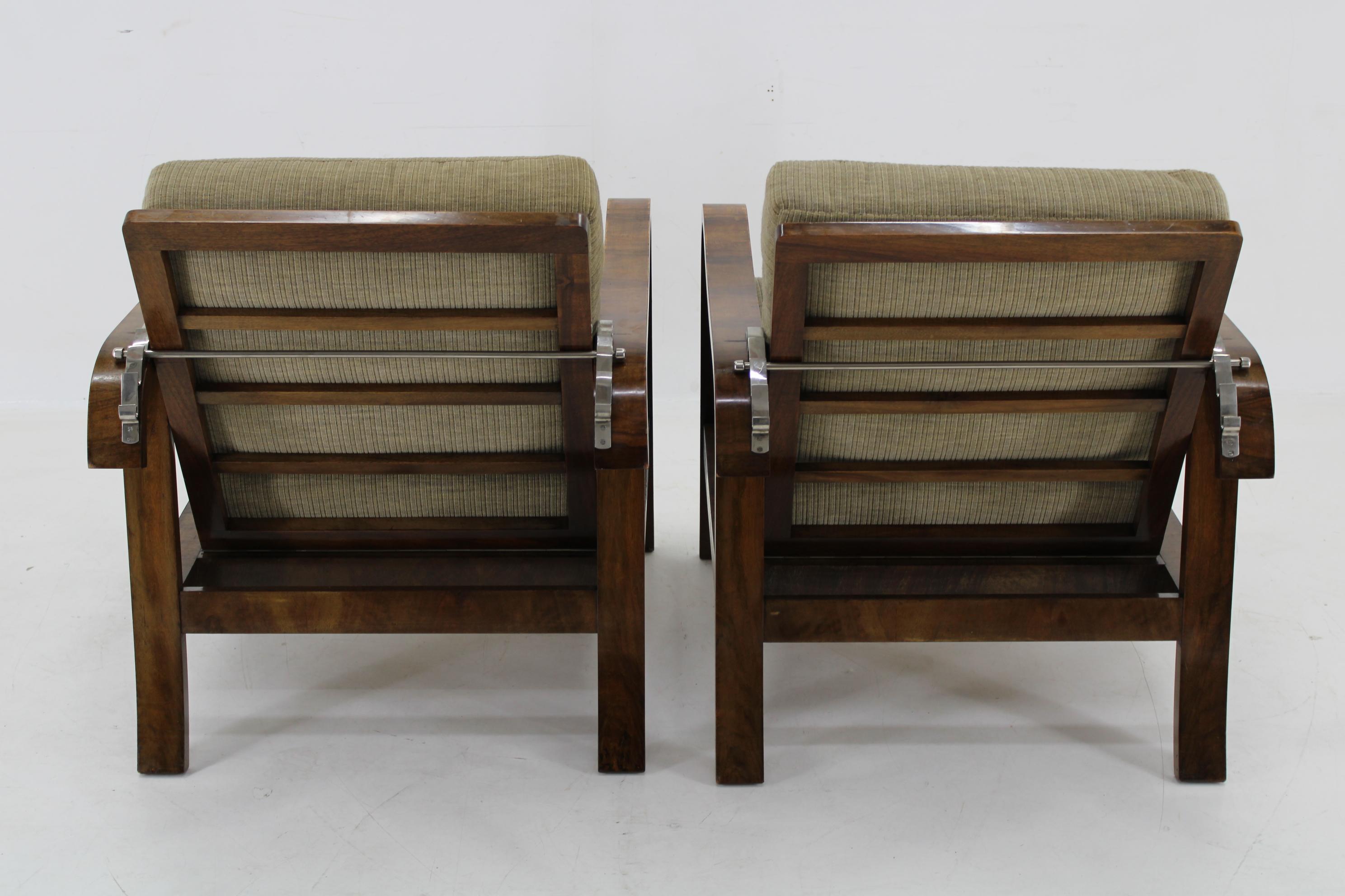 Metà XX secolo Coppia di poltrone Art Deco degli anni '30 in finitura noce, Cecoslovacchia in vendita