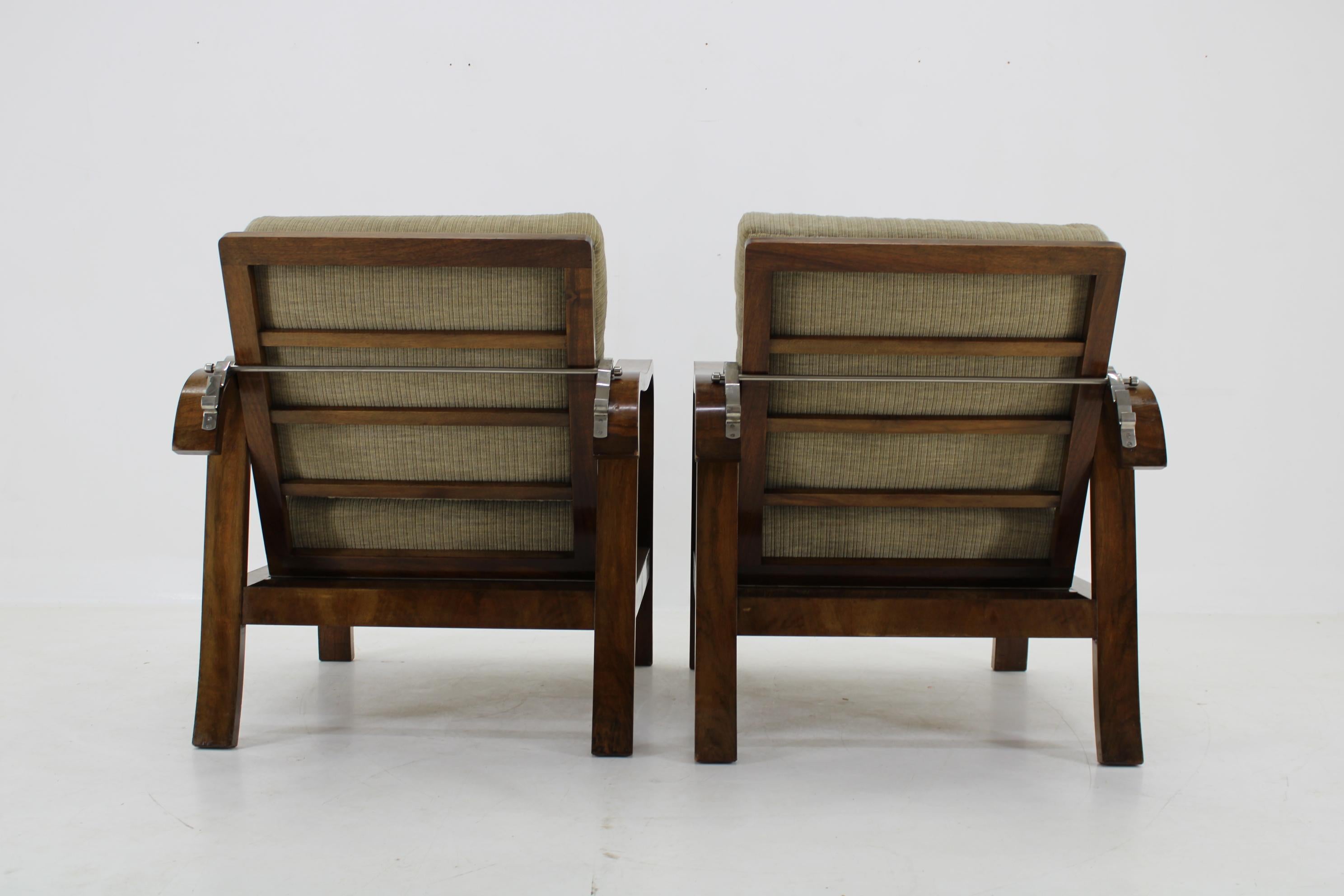 Tessuto Coppia di poltrone Art Deco degli anni '30 in finitura noce, Cecoslovacchia in vendita