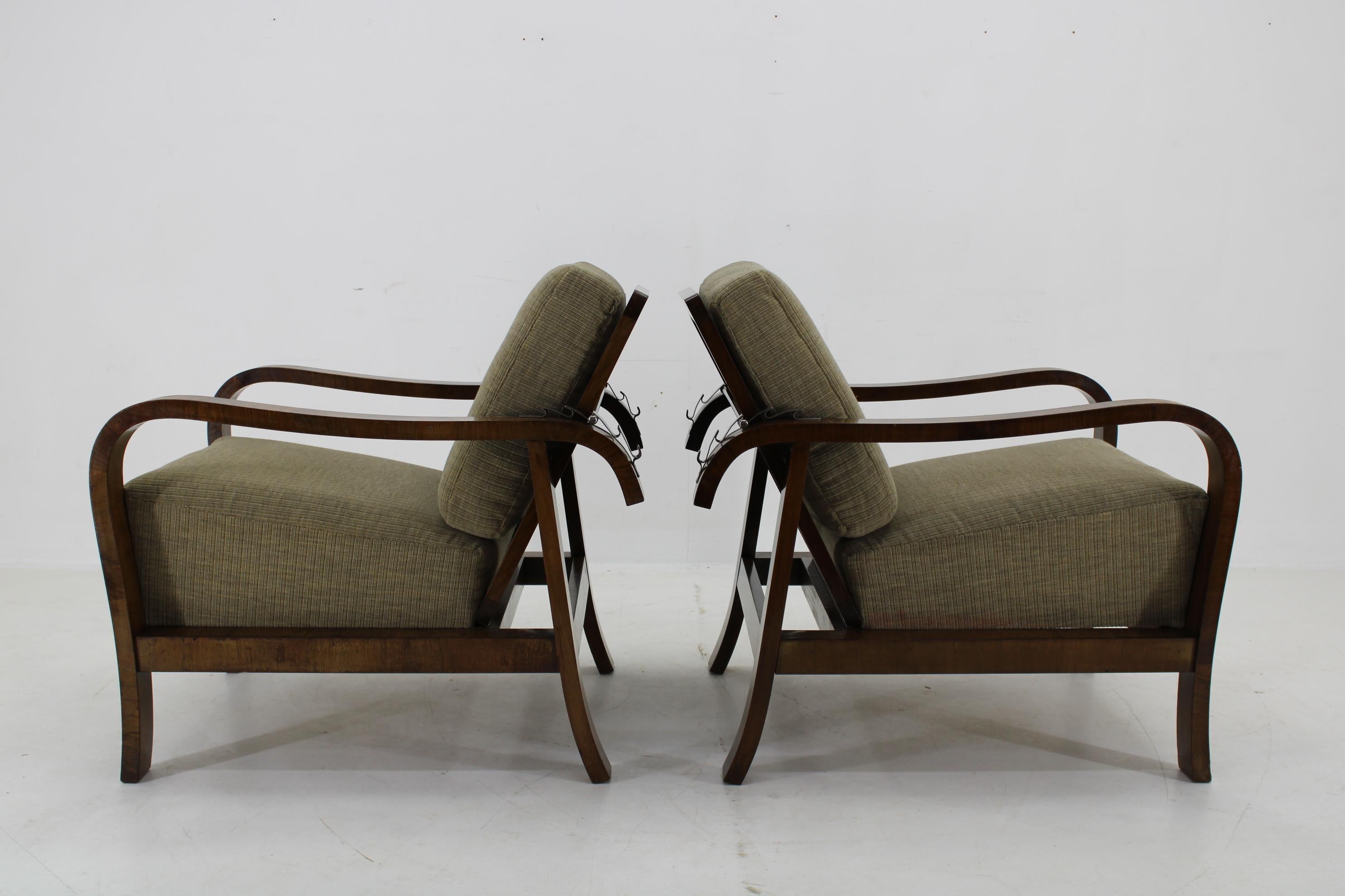 Coppia di poltrone Art Deco degli anni '30 in finitura noce, Cecoslovacchia in vendita 1
