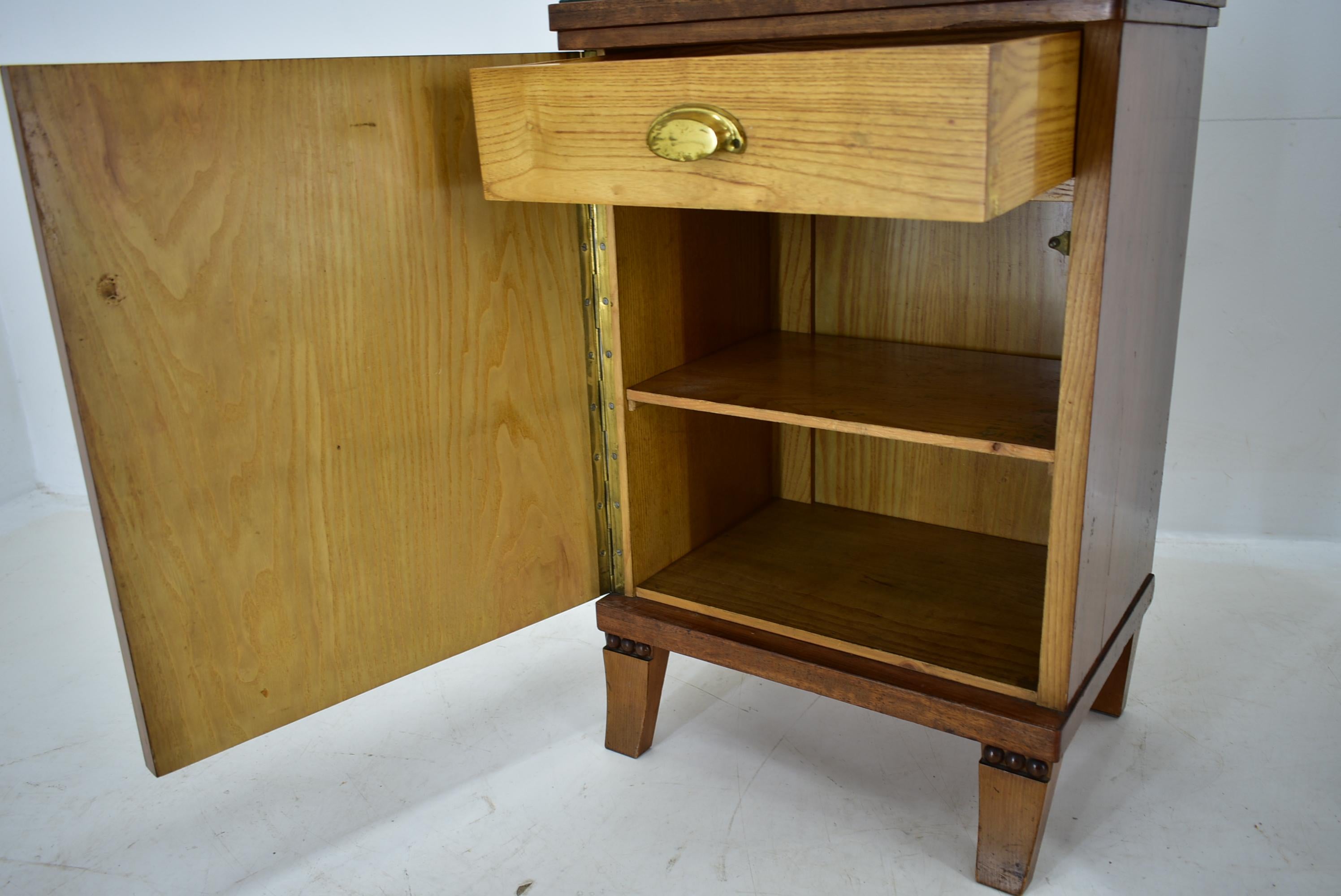 1930s Pair of Art Deco Bedside Tables, Czechoslovakia For Sale 13