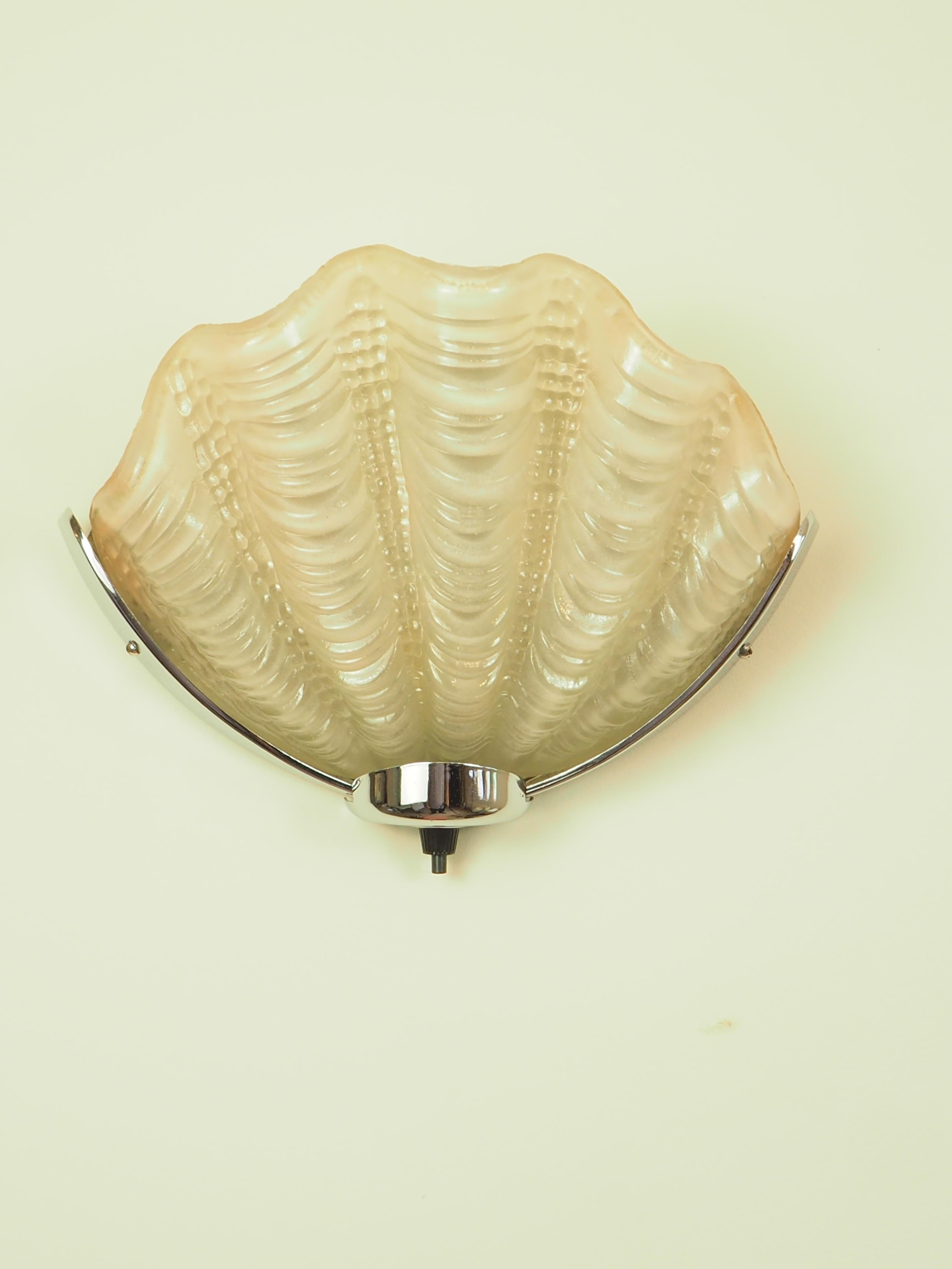 1930s Pair of Art Deco Clamshell Wall Lights 6