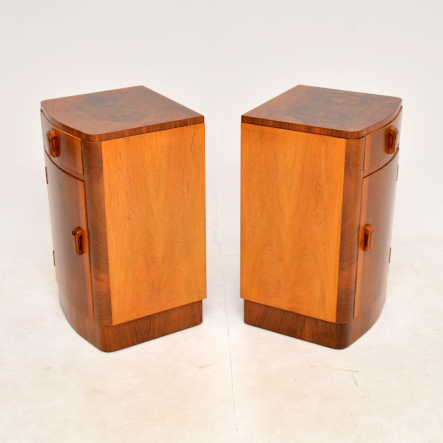 1930s Pair of Art Deco Figured Walnut Bedside Cabinets In Good Condition In London, GB