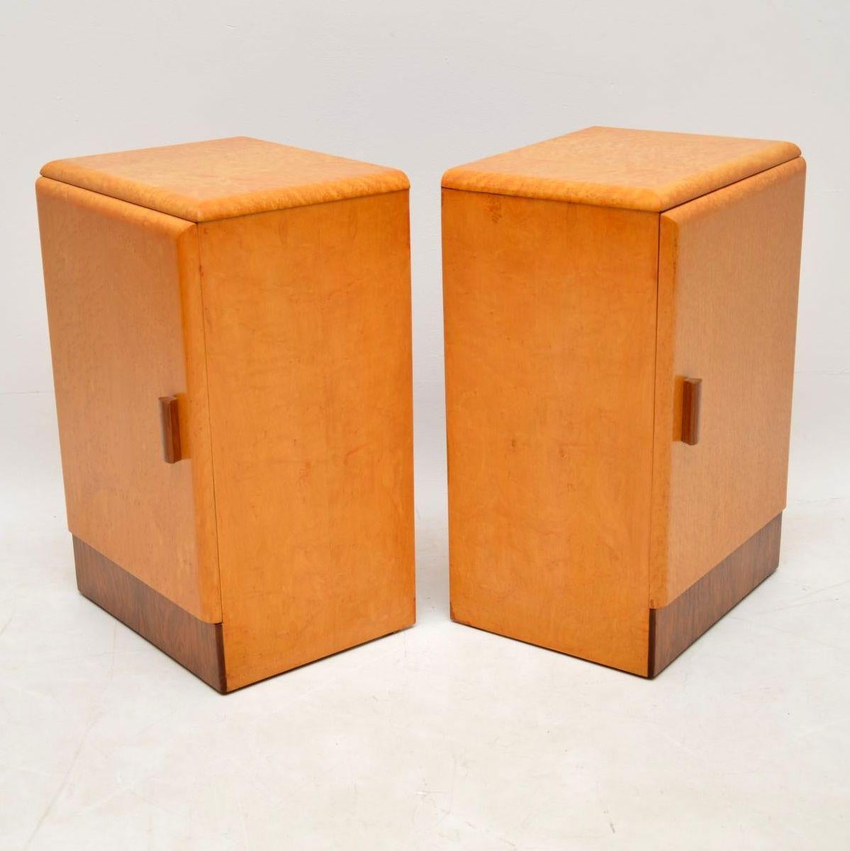 1930s Pair of Art Deco Maple and Walnut Bedside Cabinets 1