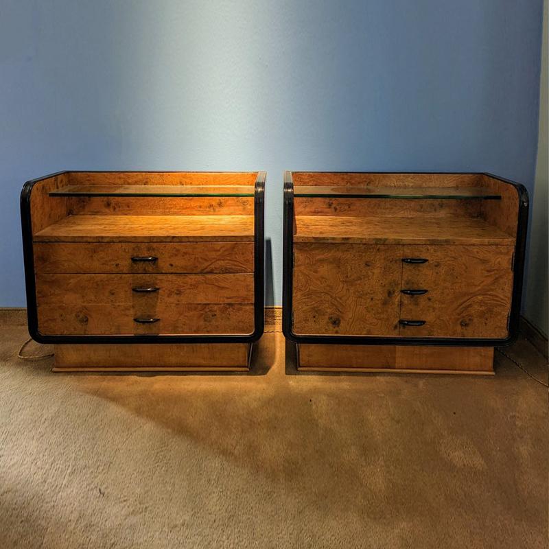 Splendid art deco nightstands.
Produced in France in 1930, this pair of bedside tables stands out for its design and variety of woods used: maple, walnut, briar and ebonized wood.
The original crystals have the green veining typical of crystals of