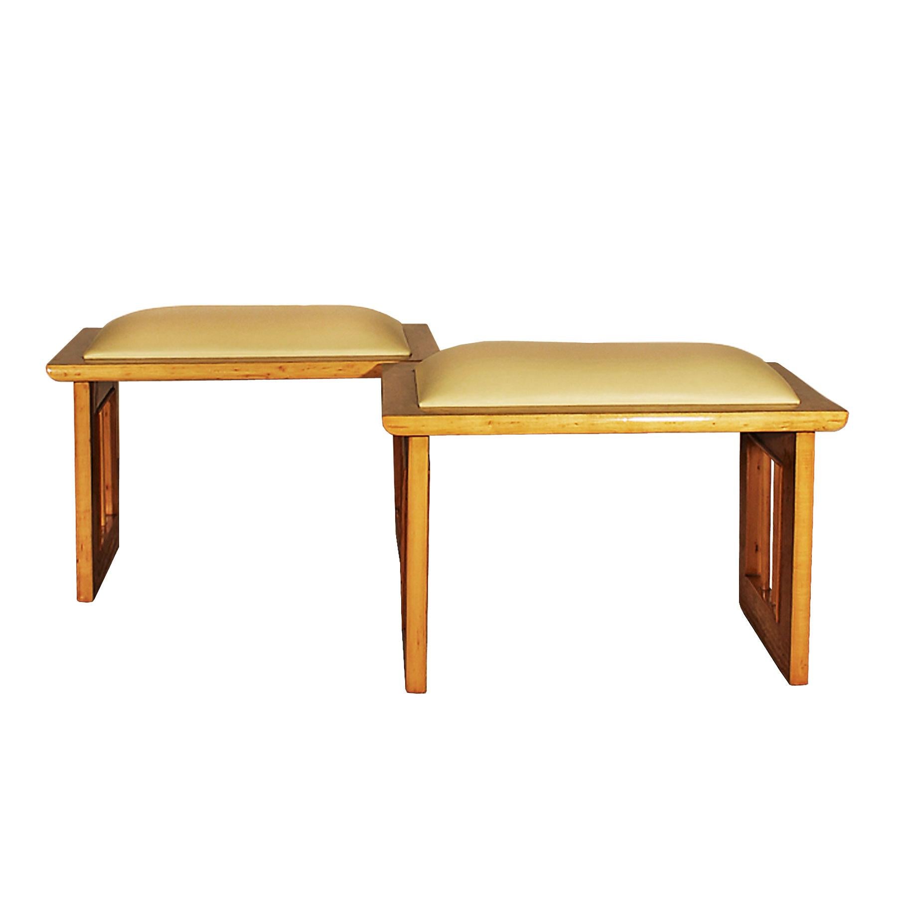 Pair of Art Deco stools, maple and burled elm tree veneer, ivory leather upholstery.
Italy, circa 1930.