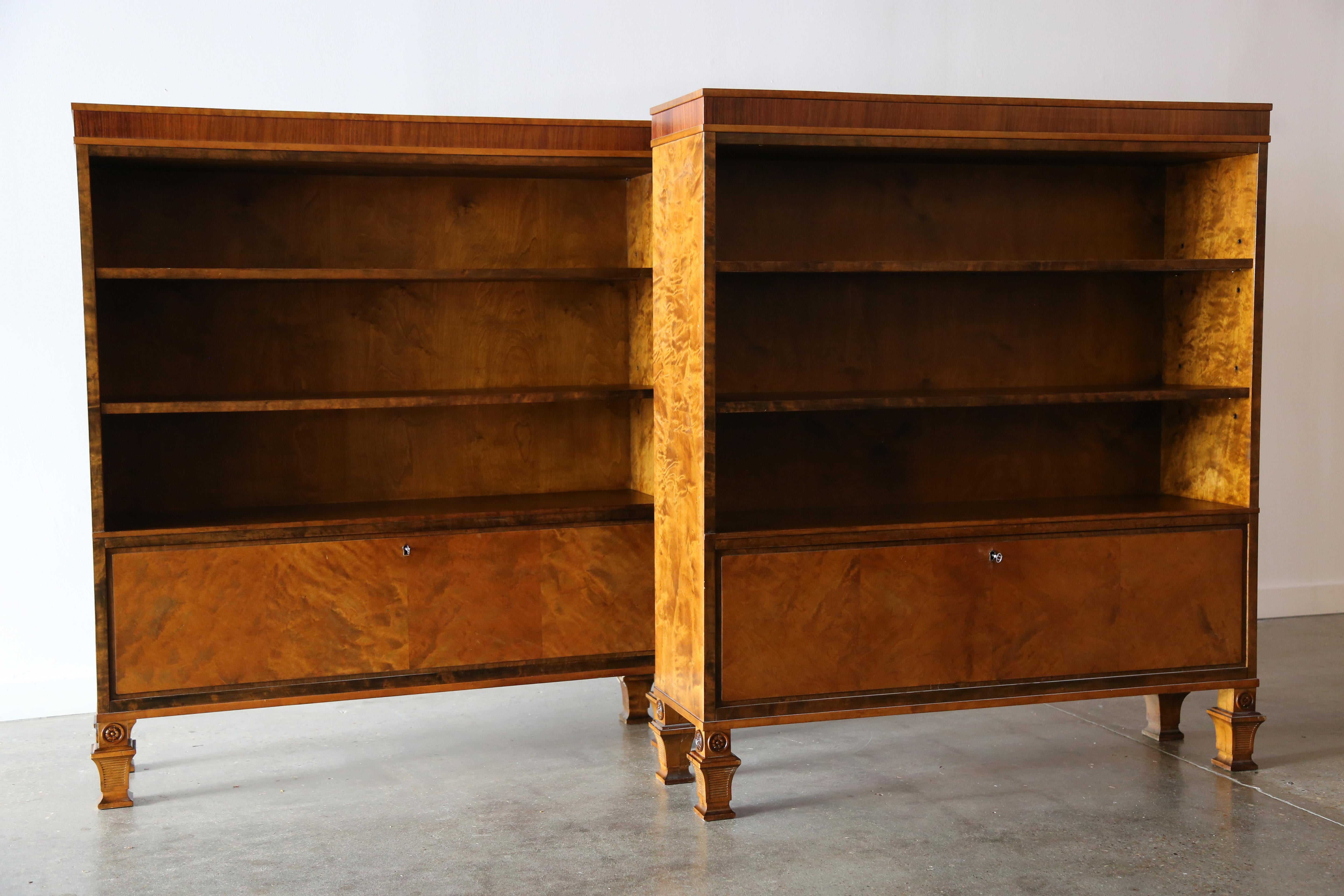 Coppia di librerie/armadi di Carl Malmsten SMF in betulla del 1930, metà del secolo scorso. in vendita 2