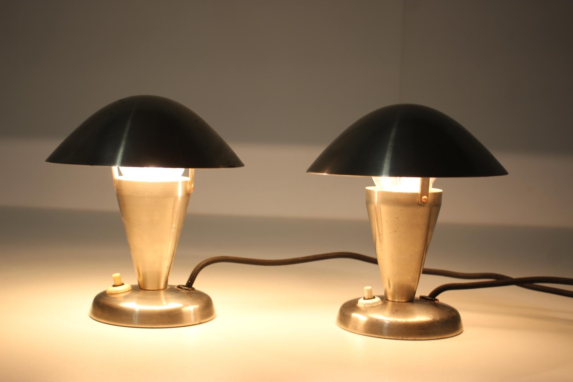 Polychromé Paire de lampes Bauhaus en métal chromé des années 1930, Tchécoslovaquie en vente