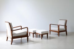 1930er Jahre Ein Paar elegante Nussbaum-Maser-Sessel und passende Hocker