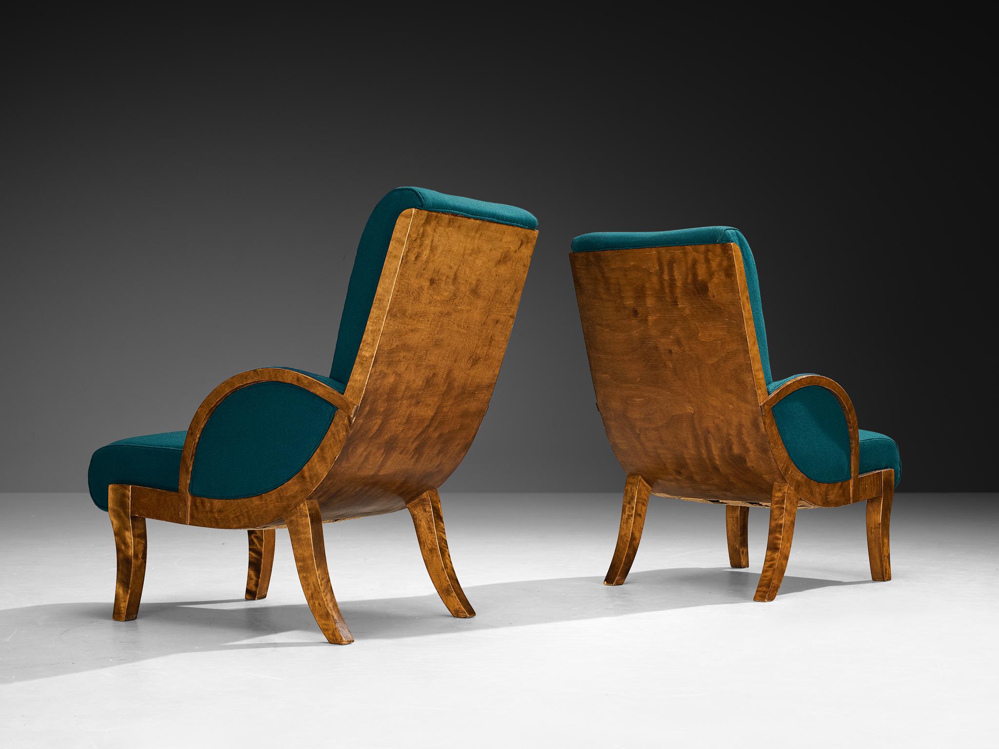 Coppia di sedie da salotto, betulla, tessuto, Finlandia, anni '30 

Queste sedie da salotto presentano un'interpretazione dell'Art Déco finlandese degli anni '30. La loro forma è definita innanzitutto dalla curva: un gesto continuo che va dallo