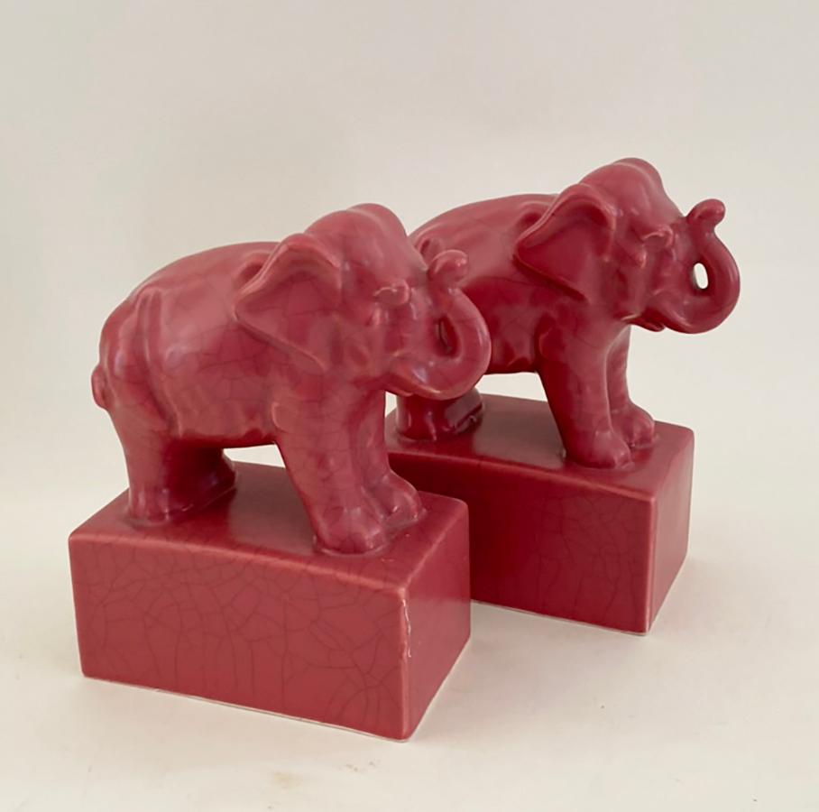 Ecco una coppia di meravigliosi fermalibri a forma di elefante rosa. Anche se non sono contrassegnati, siamo certi che siano francesi.  e dagli anni '30. Lo smalto rosa scuro ha un effetto crepato e non ci sono schegge, crepe o riparazioni evidenti.