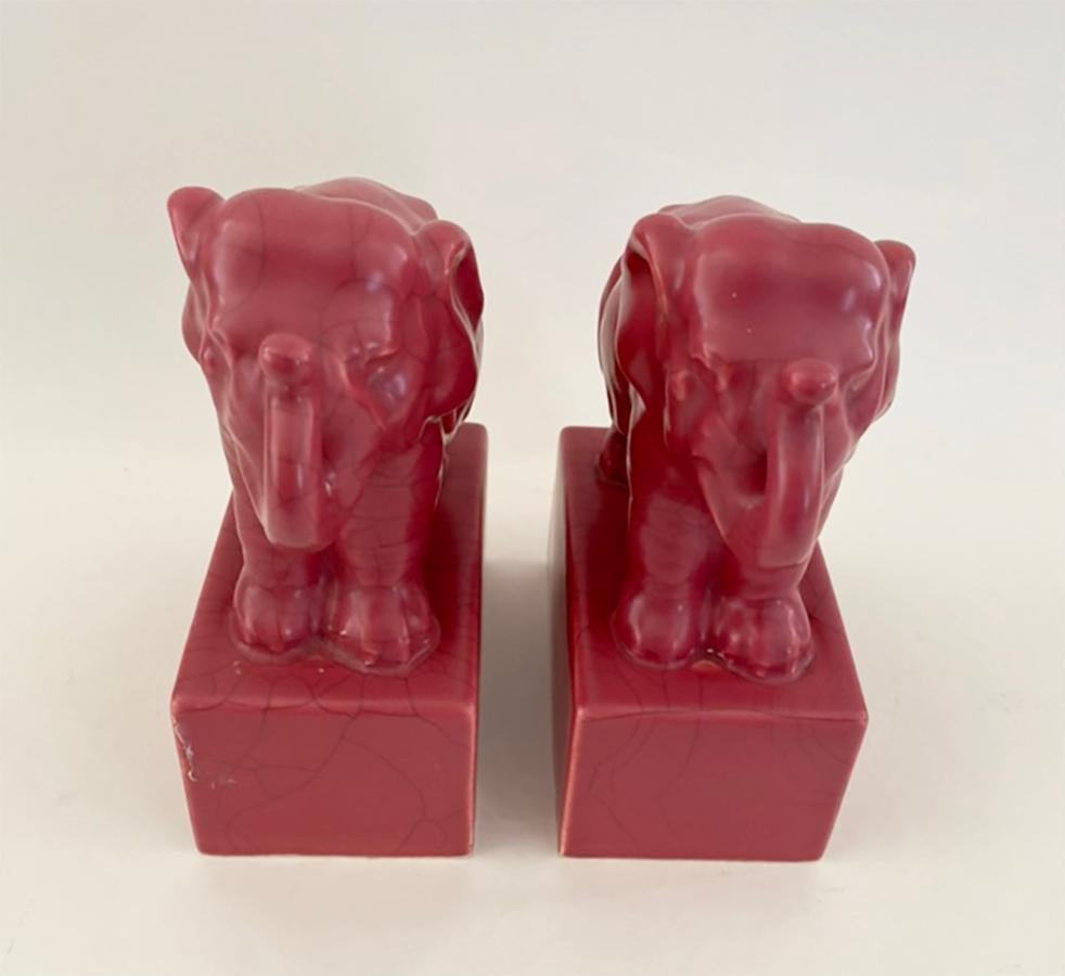 Art Déco Coppia di reggilibri Elefante rosa in ceramica francese del 1930 in vendita