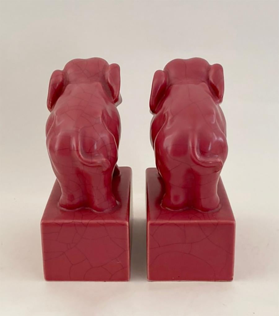 Francese Coppia di reggilibri Elefante rosa in ceramica francese del 1930 in vendita