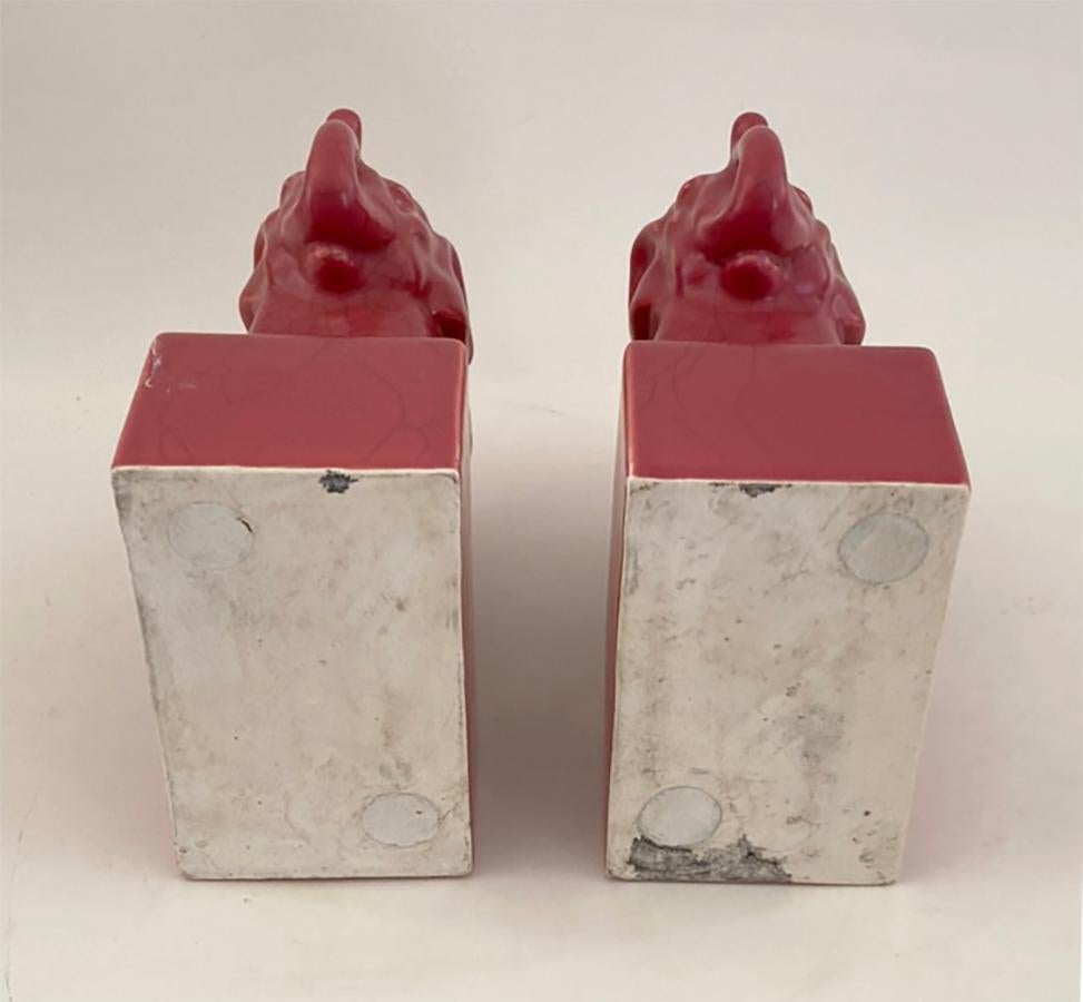Coppia di reggilibri Elefante rosa in ceramica francese del 1930 In condizioni buone in vendita a Minneapolis, MN