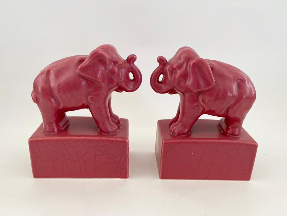 Metà XX secolo Coppia di reggilibri Elefante rosa in ceramica francese del 1930 in vendita