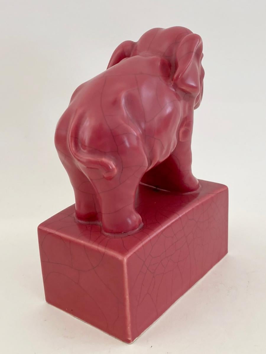 Ceramica Coppia di reggilibri Elefante rosa in ceramica francese del 1930 in vendita