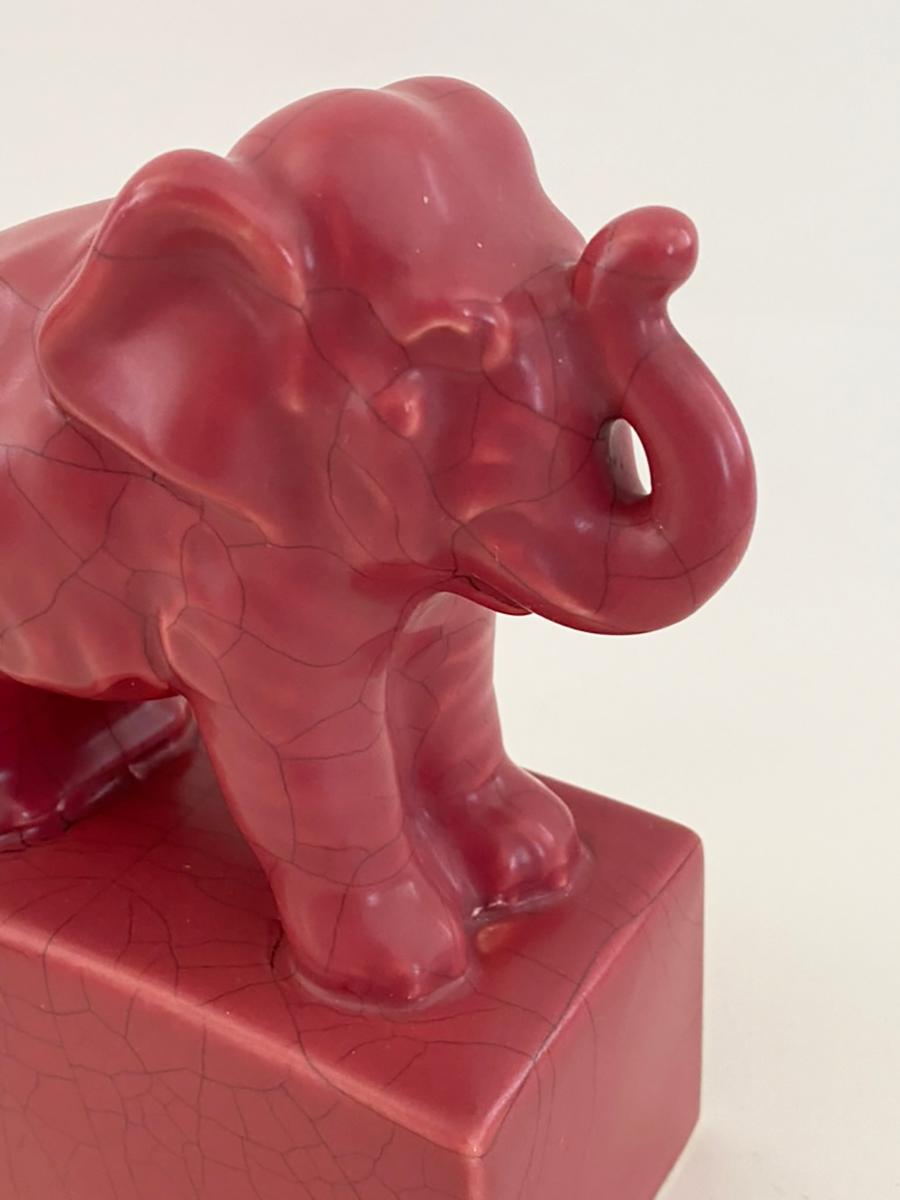 Coppia di reggilibri Elefante rosa in ceramica francese del 1930 in vendita 1