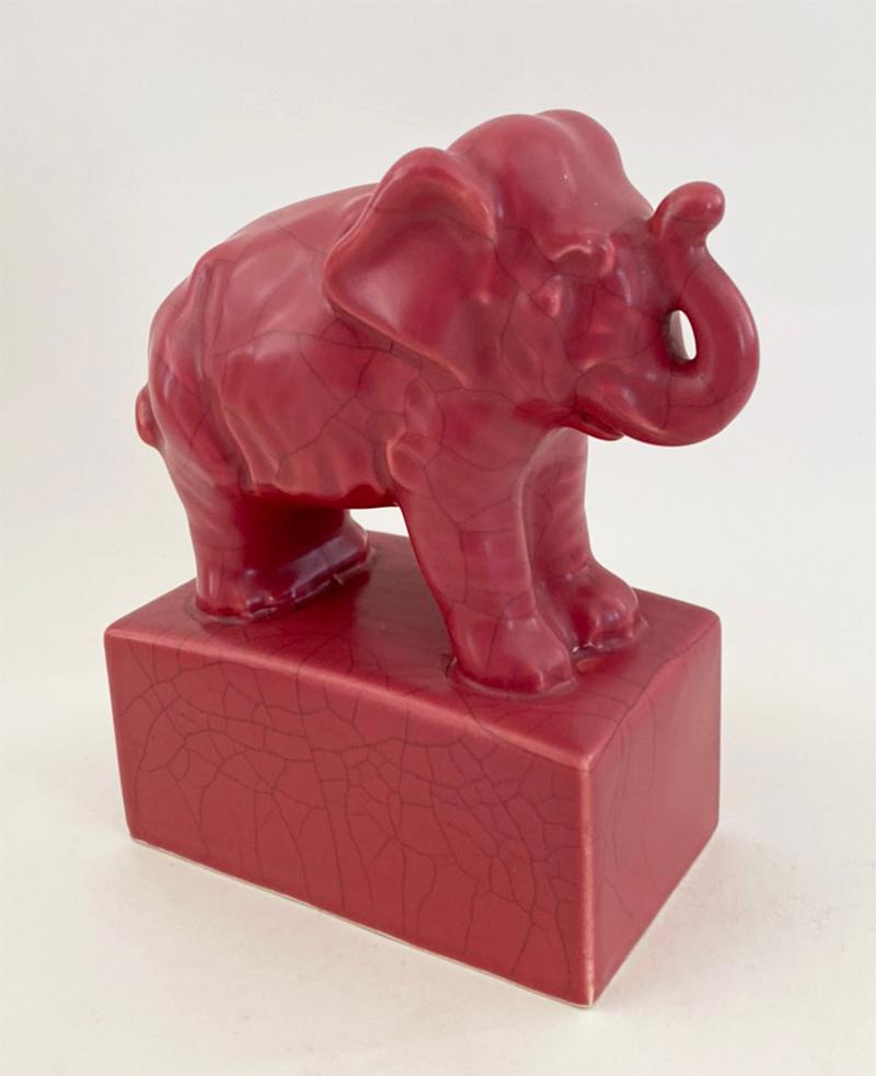 Coppia di reggilibri Elefante rosa in ceramica francese del 1930 in vendita 2