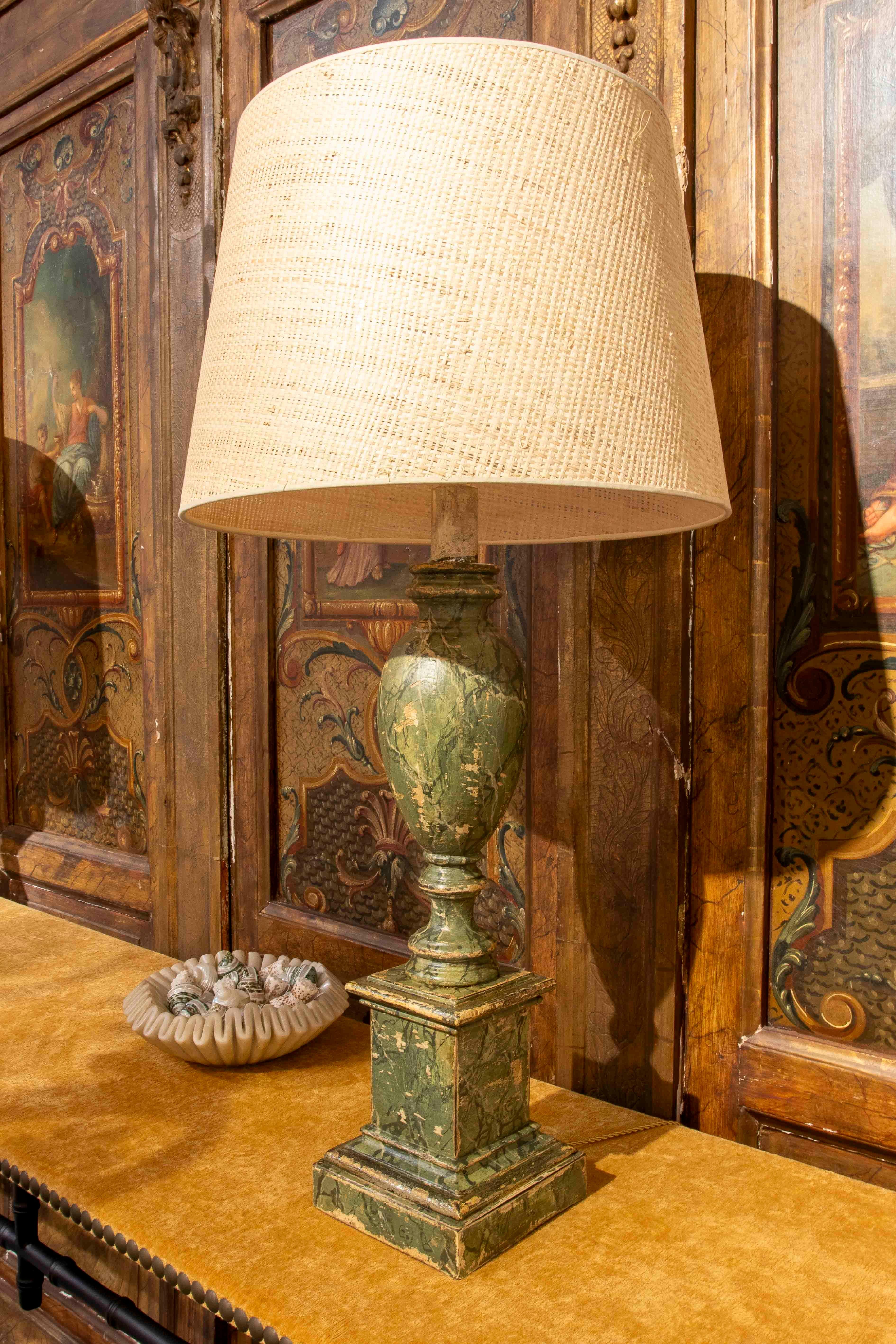 Une élégante paire de lampes de table taillées dans du bois marbré vert, présentant une forme incurvée et une finition polie qui met en valeur le grain naturel du marbre. Chaque lampe est montée sur un socle carré étagé, ce qui lui confère stabilité