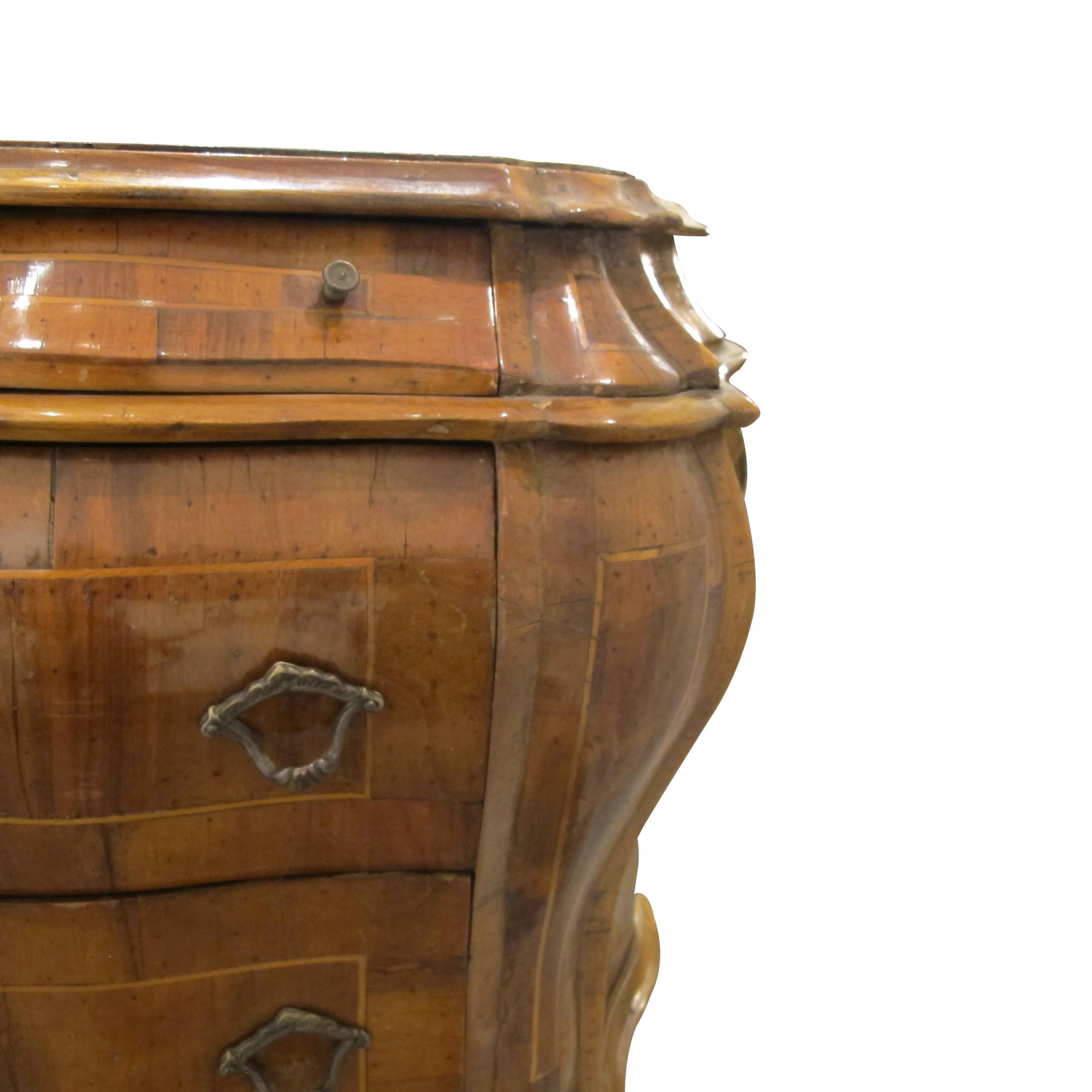 1930s Pair of Italian Bow fronted Bombe Side Tables – Nightstands For Sale 3