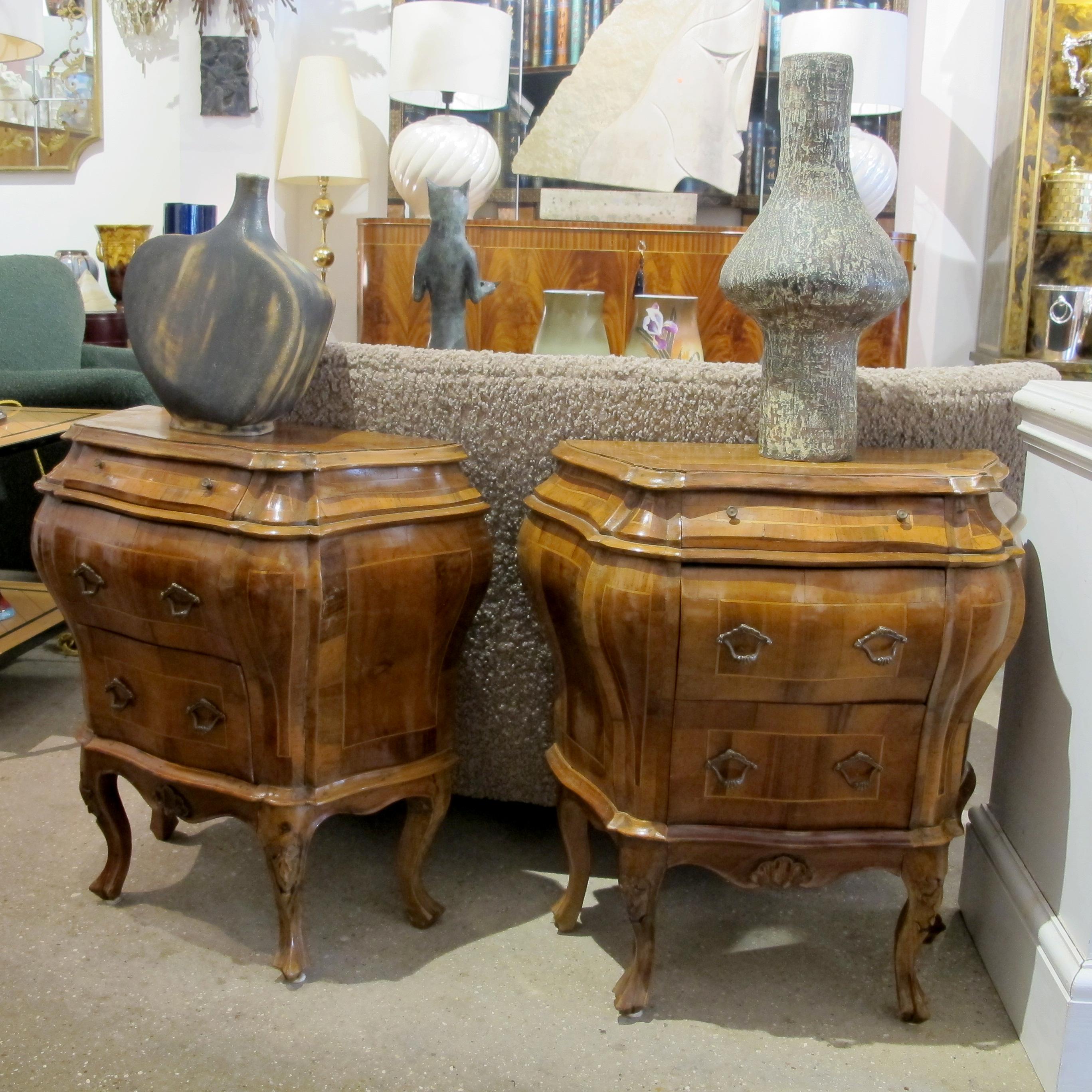 1930s Pair of Italian Bow fronted Bombe Side Tables – Nightstands For Sale 4
