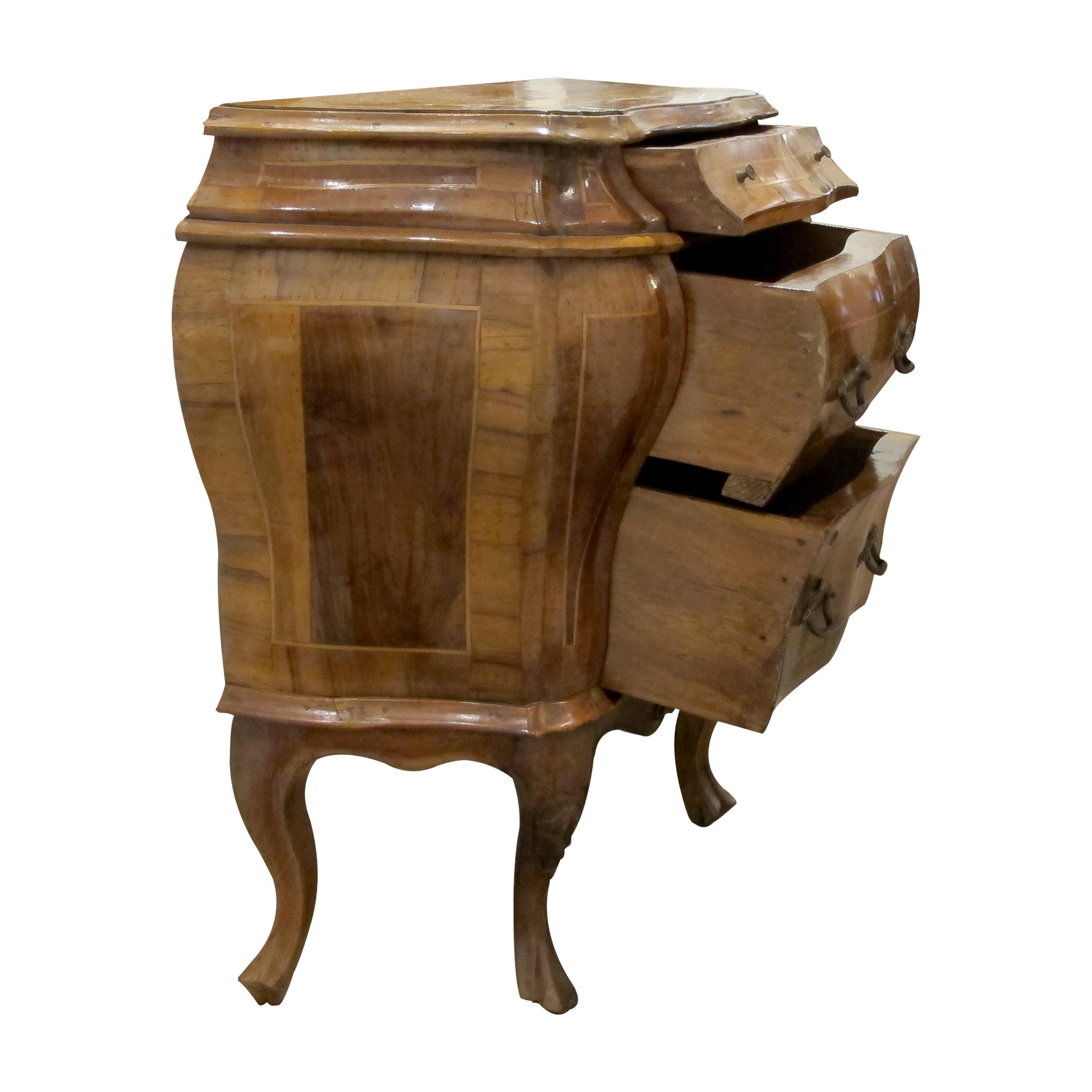 1930s Pair of Italian Bow fronted Bombe Side Tables – Nightstands In Good Condition For Sale In London, GB