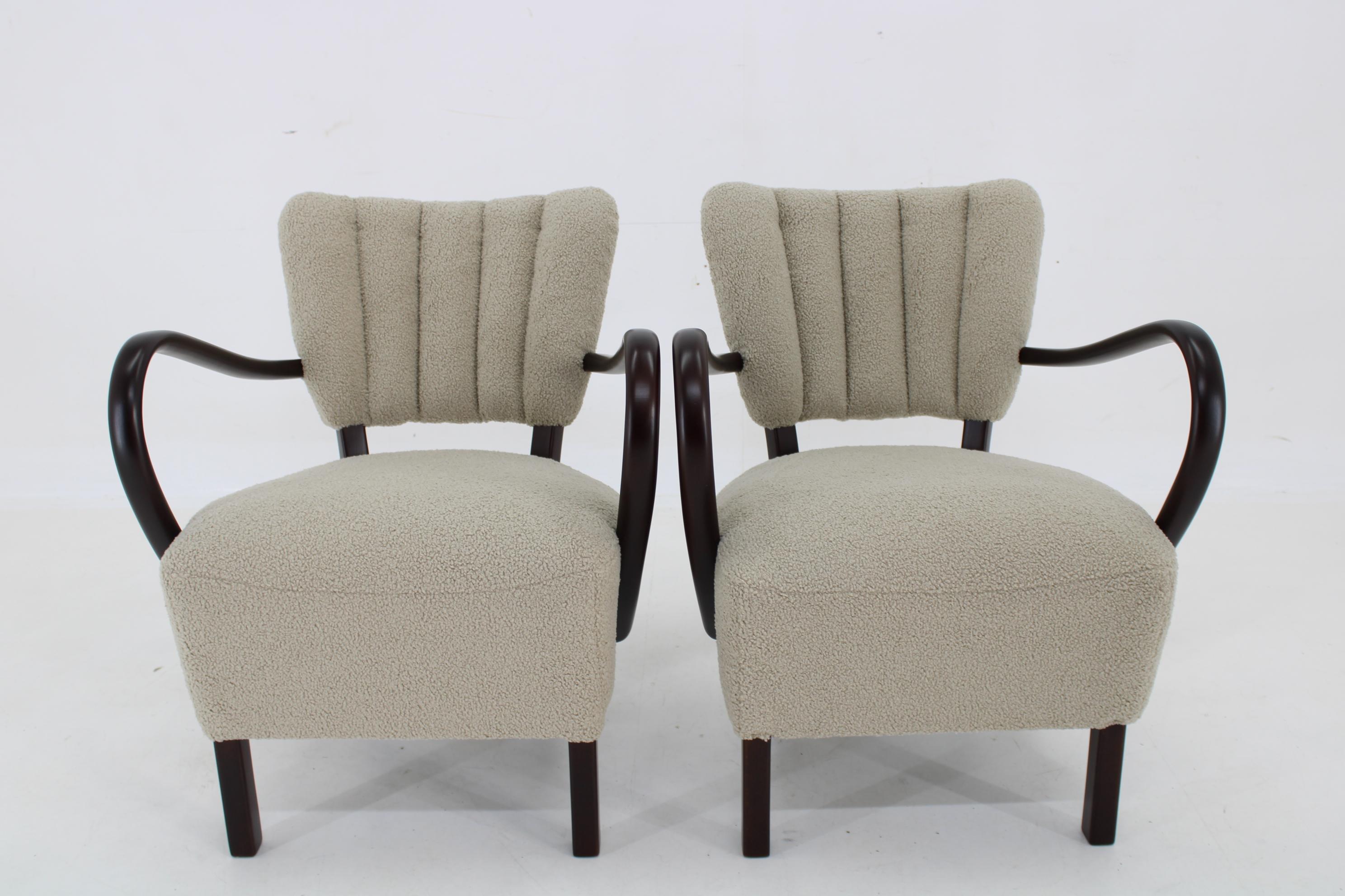- Rivestito di recente in tessuto boucle 
- Le parti in legno sono state accuratamente rimesse a nuovo 
- Prodotto in Cecoslovacchia
- Robusto e stabile 
- altezza del sedile 42 cm