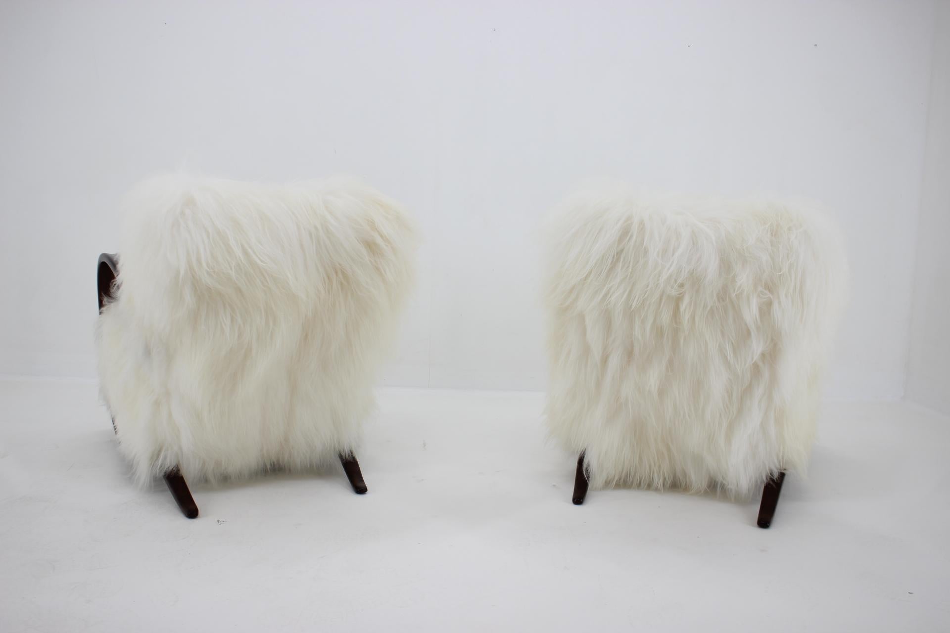 1930s Pair of Jindrich Halabala H-269 Armchairs in Sheep Skin Upholstery In Good Condition In Praha, CZ