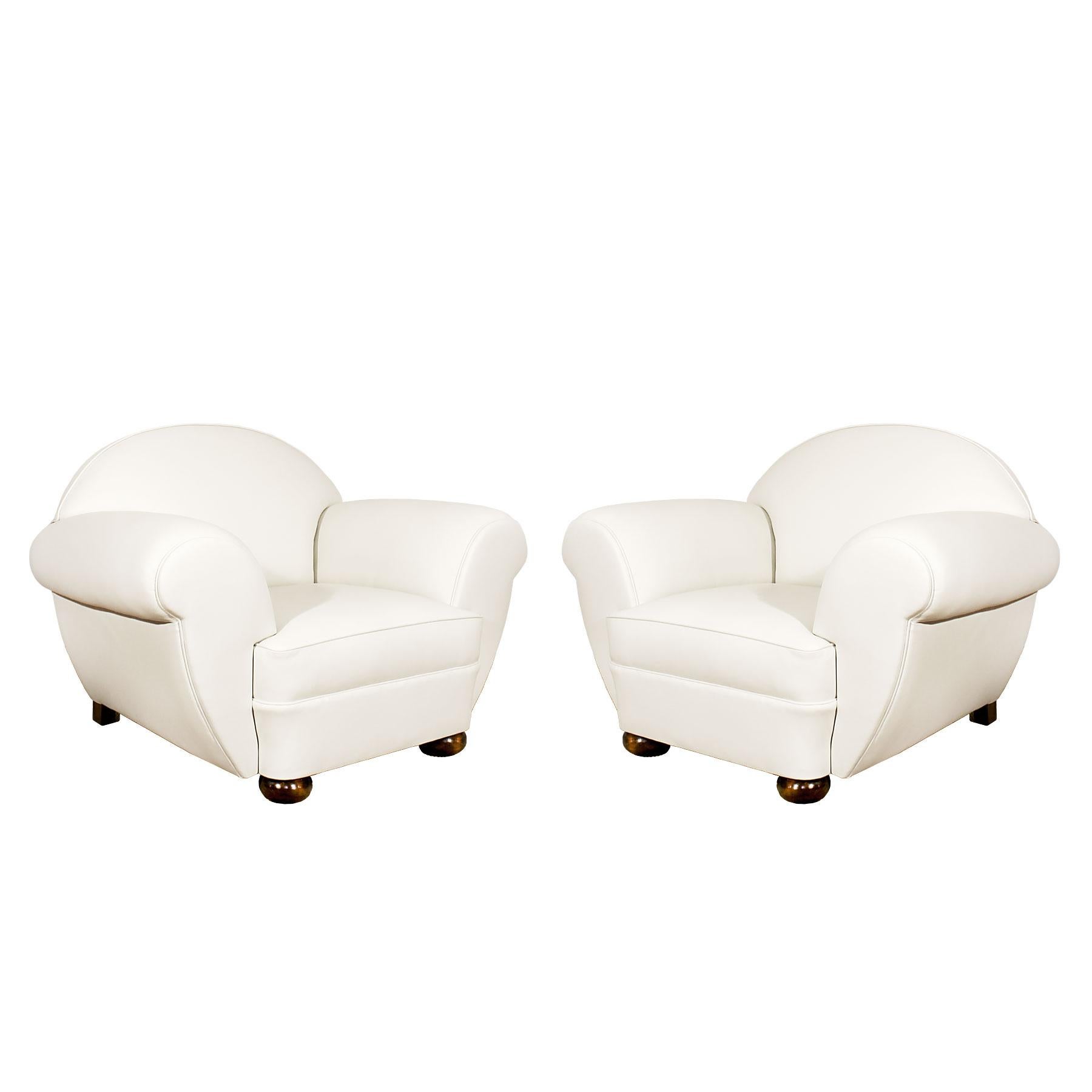 An exceptional pair of Art Deco club armchairs, completely restored and new ivory white leather upholstery, 
Belgium, circa 1930.