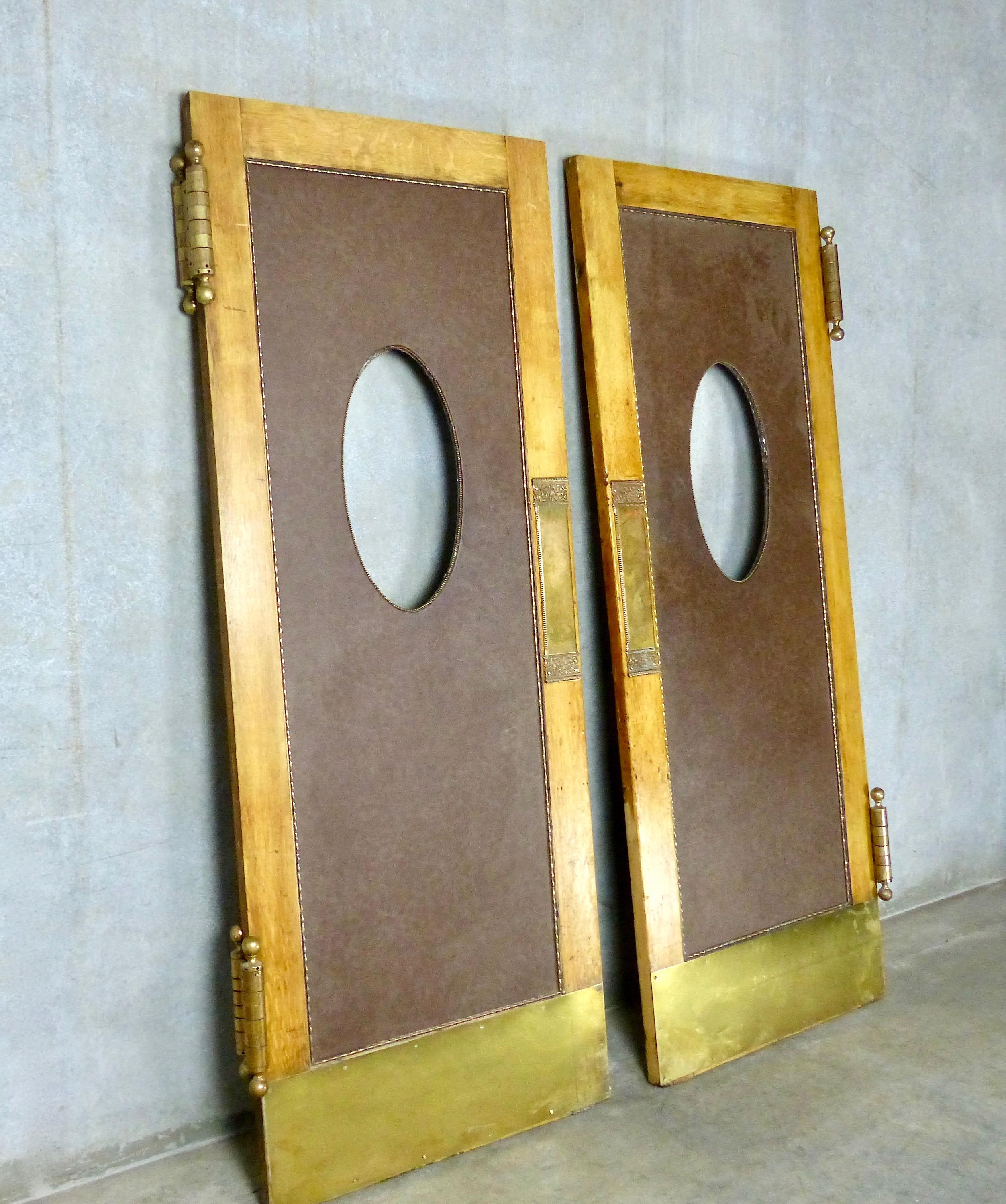 1930s Pair of Oak Swing Doors with Original Brass Hardware In Good Condition In Surrey, BC