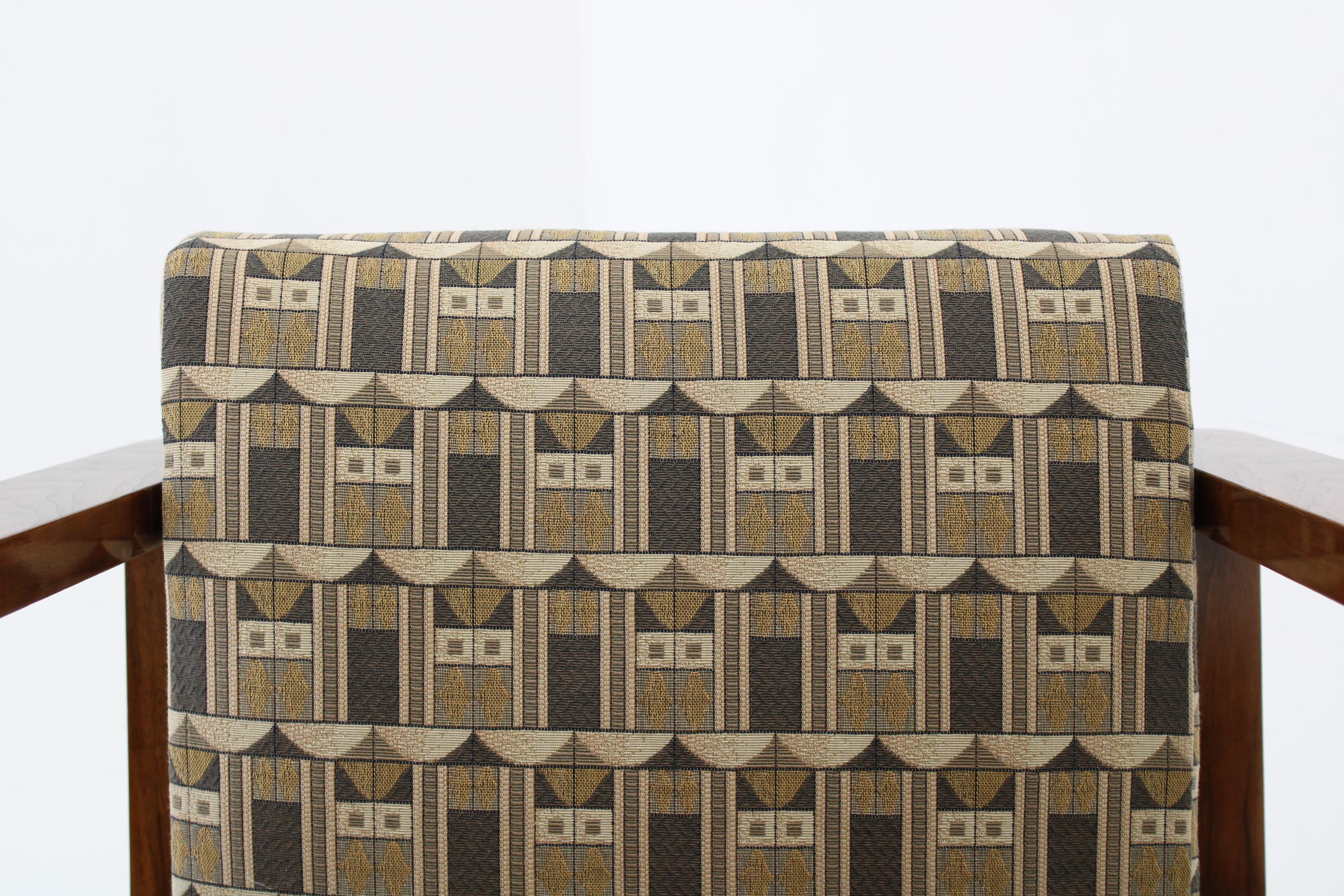 Paire de rares fauteuils Art Déco des années 1930 en noyer, retapissés, remis à neuf 6