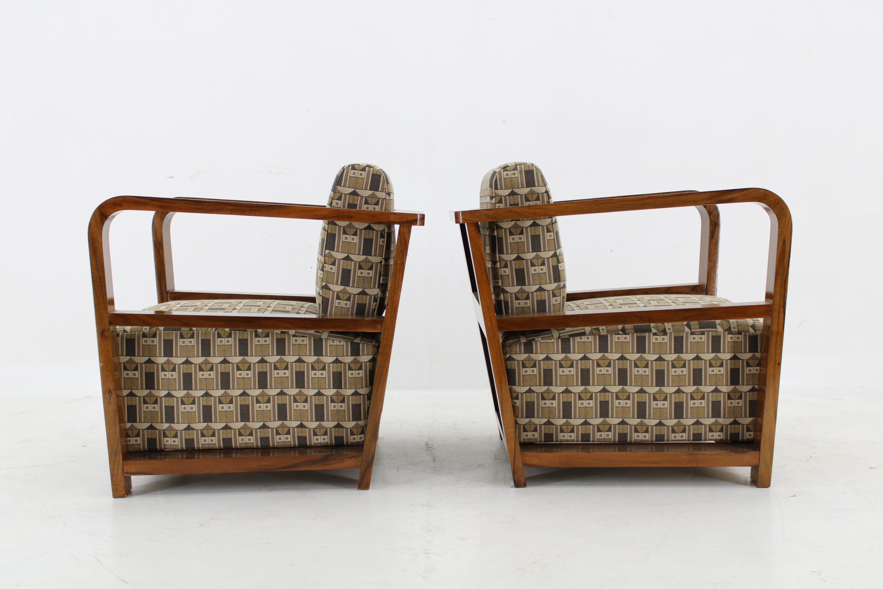 Art déco Paire de rares fauteuils Art Déco des années 1930 en noyer, retapissés, remis à neuf