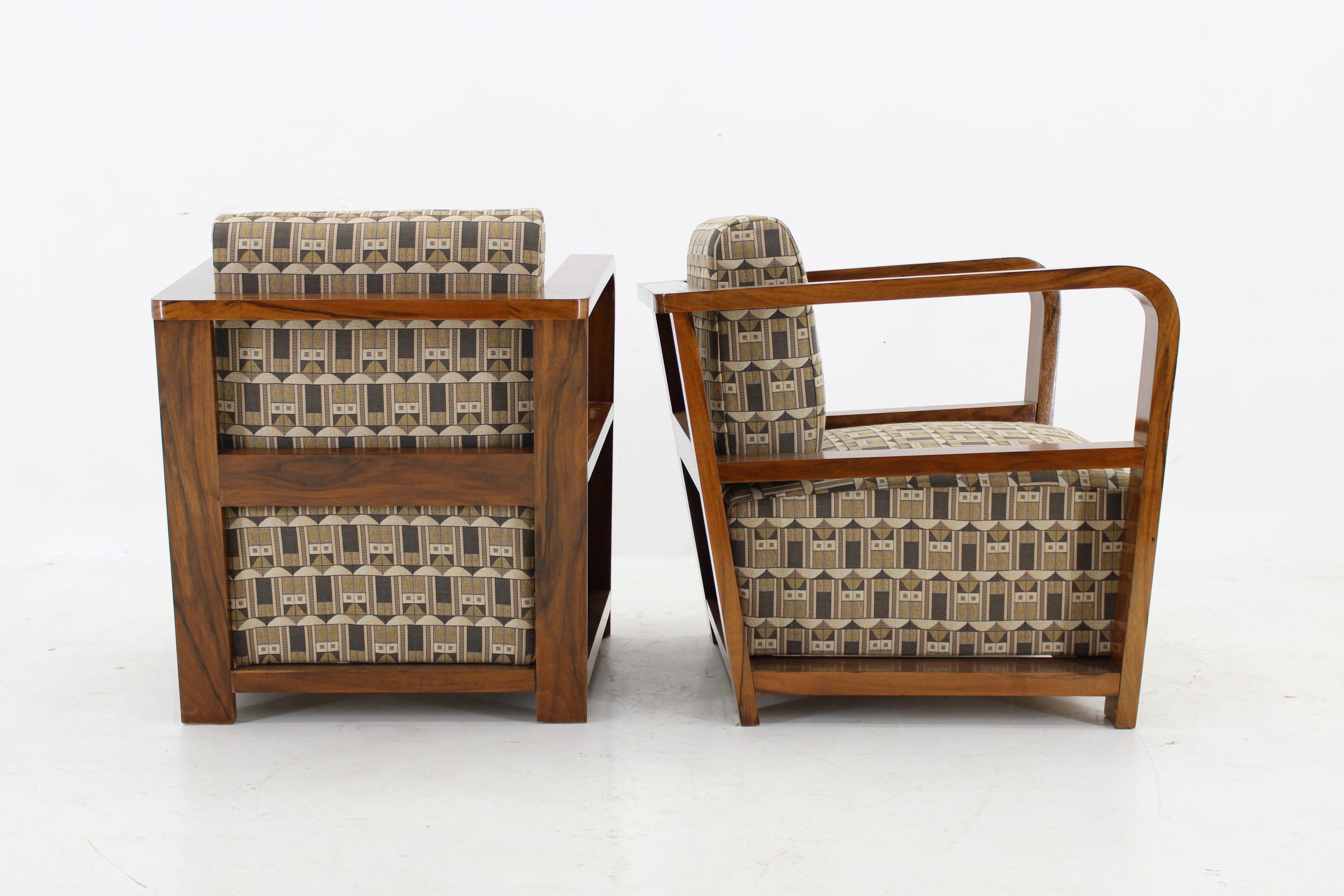 Tchèque Paire de rares fauteuils Art Déco des années 1930 en noyer, retapissés, remis à neuf