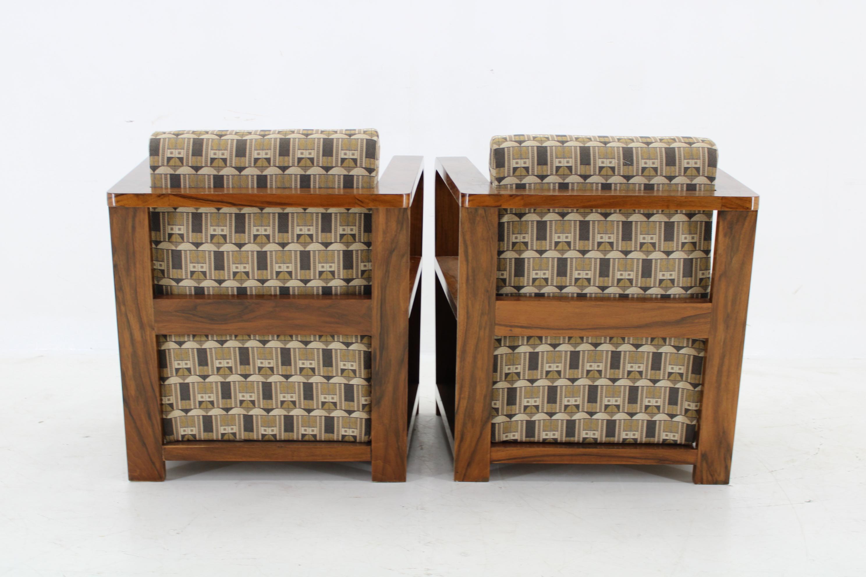 Paire de rares fauteuils Art Déco des années 1930 en noyer, retapissés, remis à neuf Bon état à Praha, CZ