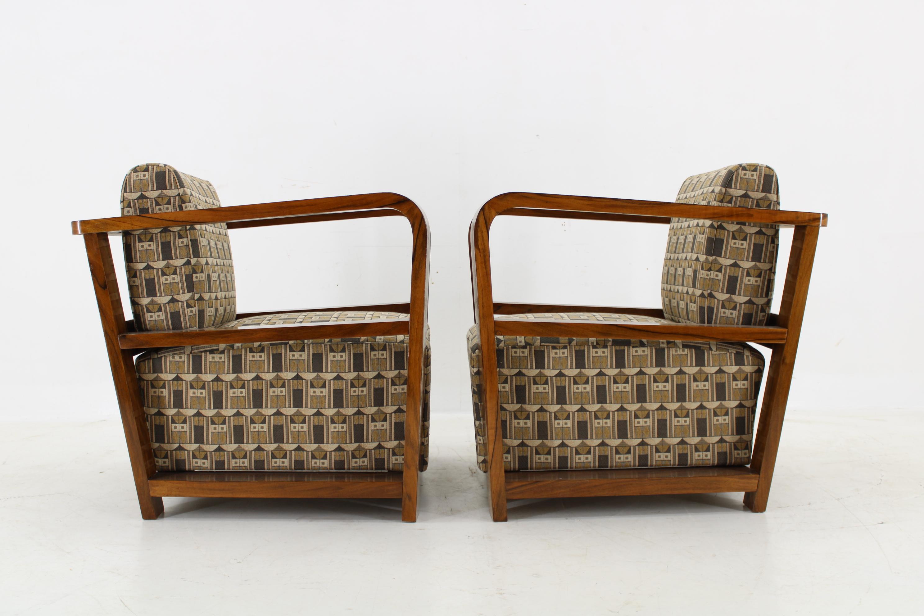 Milieu du XXe siècle Paire de rares fauteuils Art Déco des années 1930 en noyer, retapissés, remis à neuf