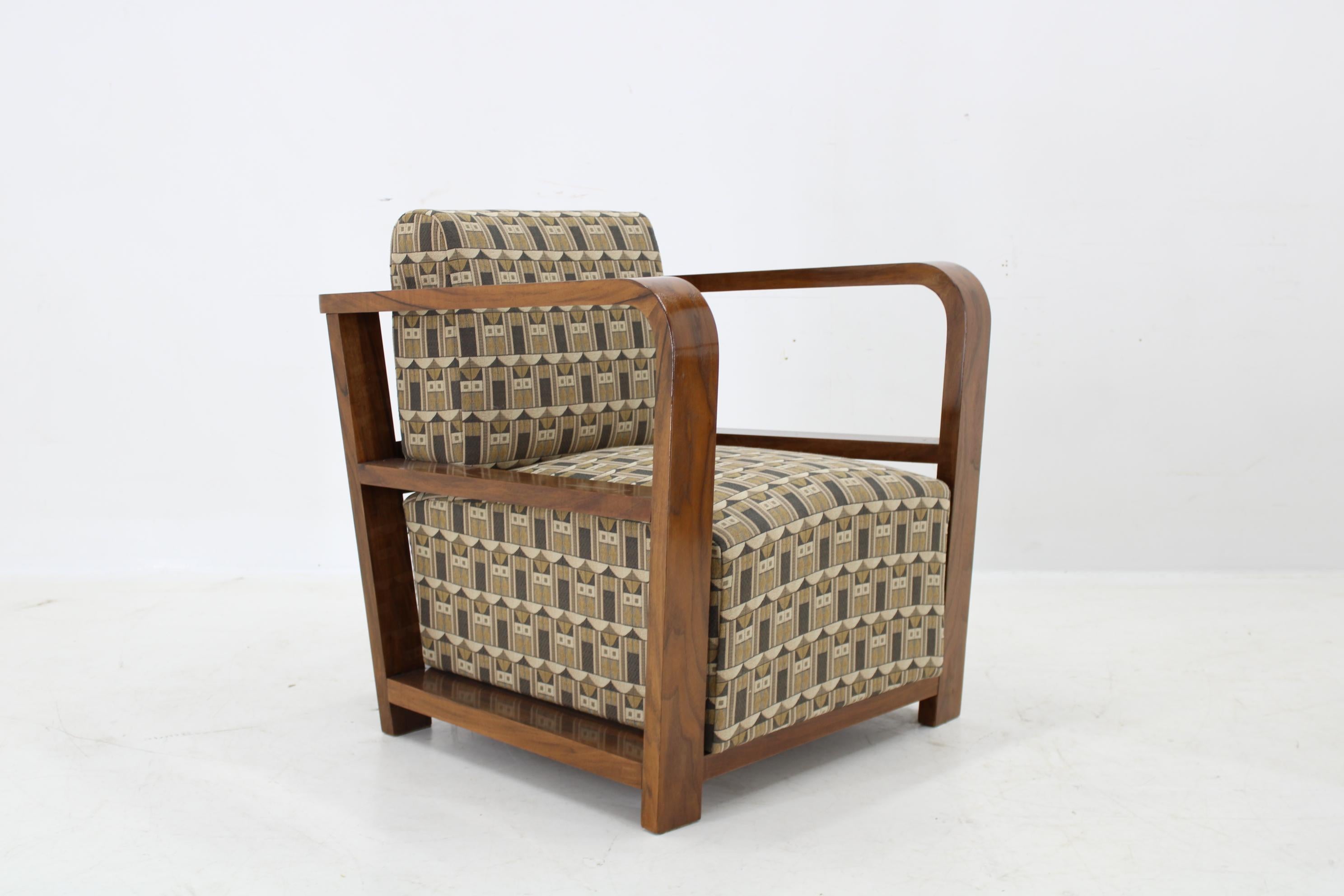 Paire de rares fauteuils Art Déco des années 1930 en noyer, retapissés, remis à neuf 1