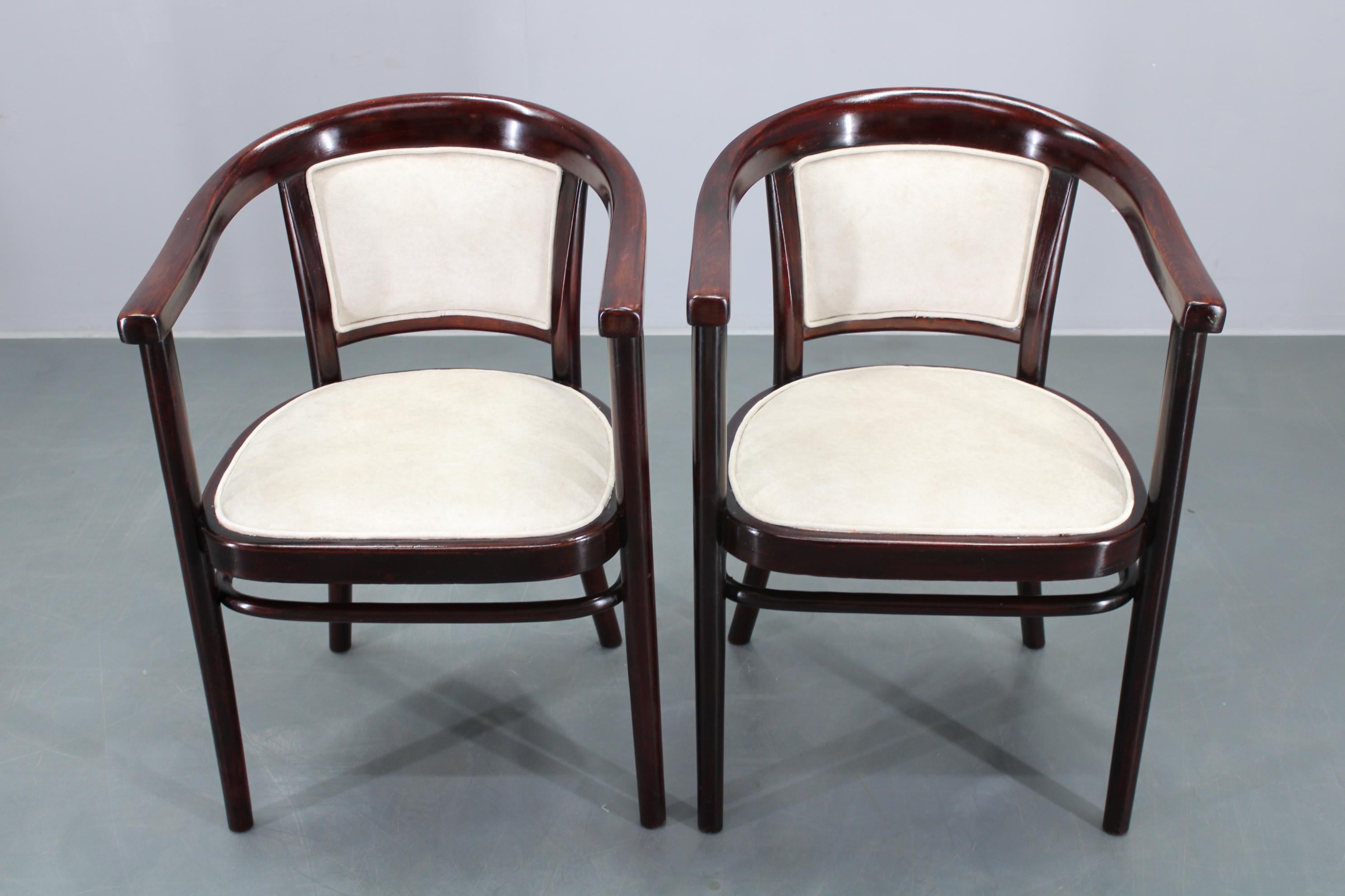 1930s Pair of Restored Thonet Armchairs, Czechoslovakia In Good Condition For Sale In Praha, CZ