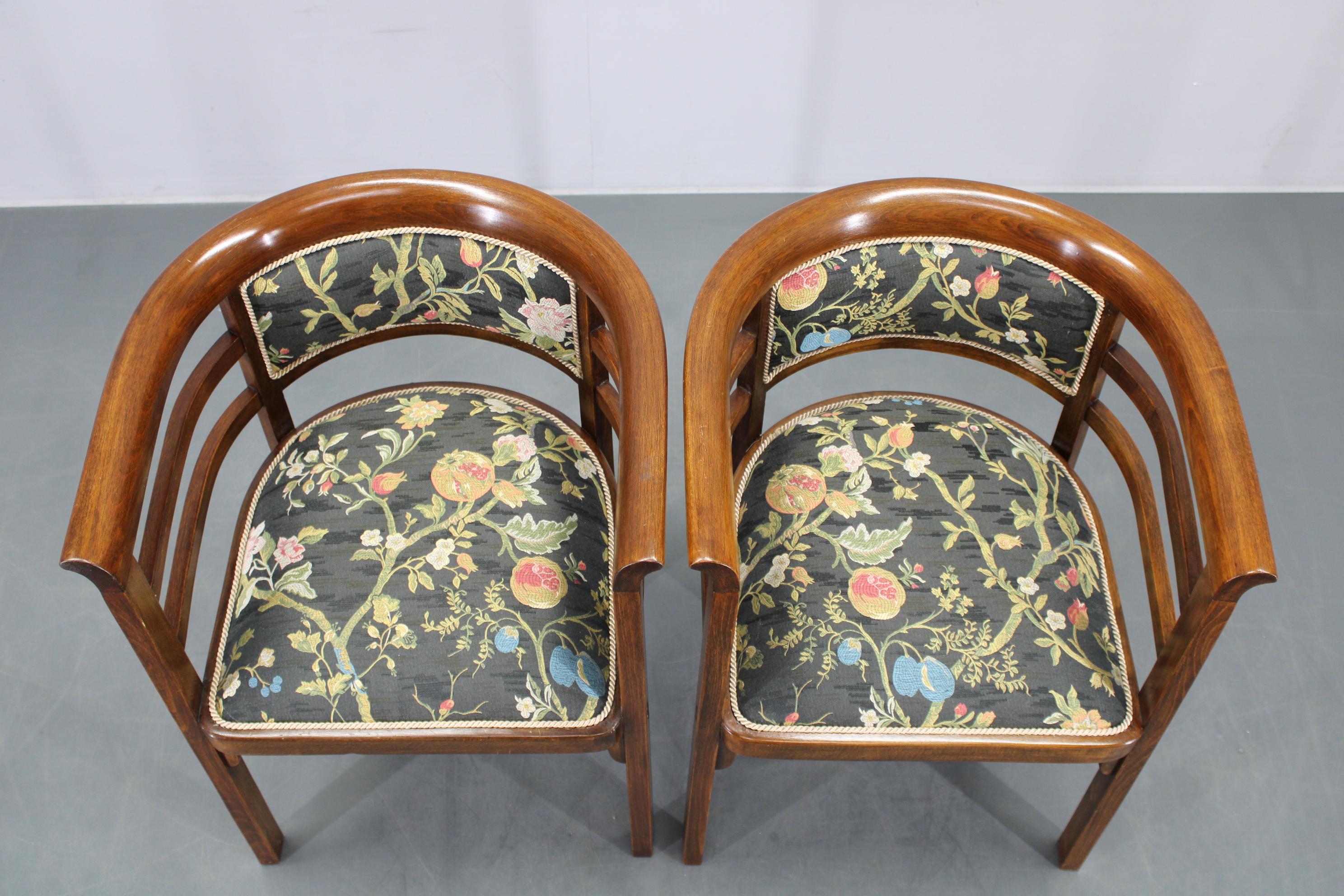 1930er Jahre Ein Paar restaurierte Thonet Sessel, Tschechoslowakei im Zustand „Gut“ im Angebot in Praha, CZ
