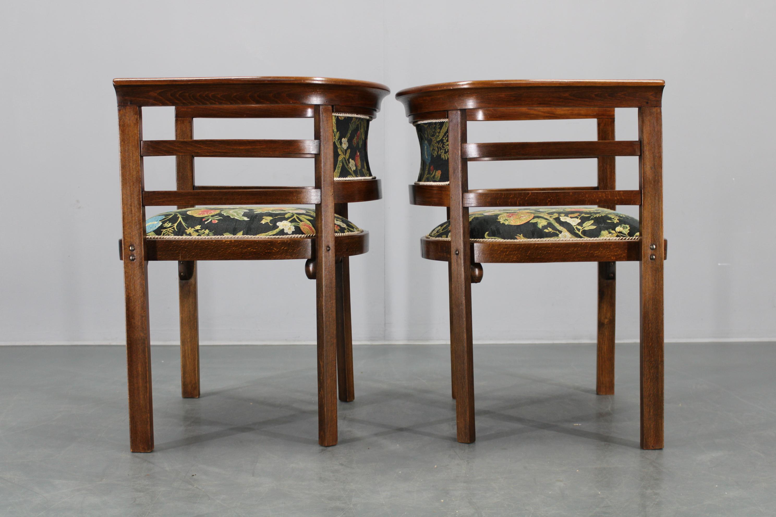 1930er Jahre Ein Paar restaurierte Thonet Sessel, Tschechoslowakei (Stoff) im Angebot
