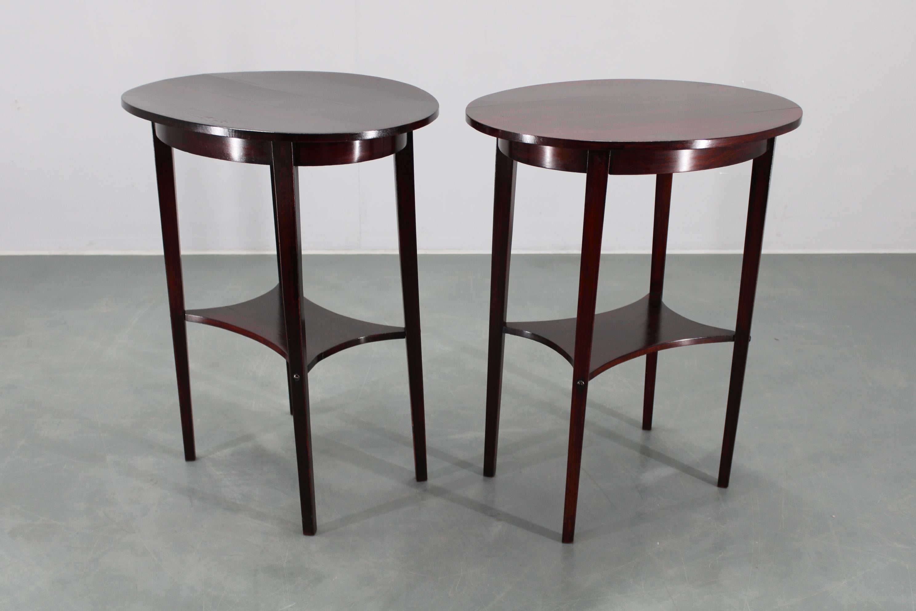 Pareja de mesas auxiliares Thonet restauradas de los años 30 nº 206, Checoslovaquia mediados del siglo XX en venta