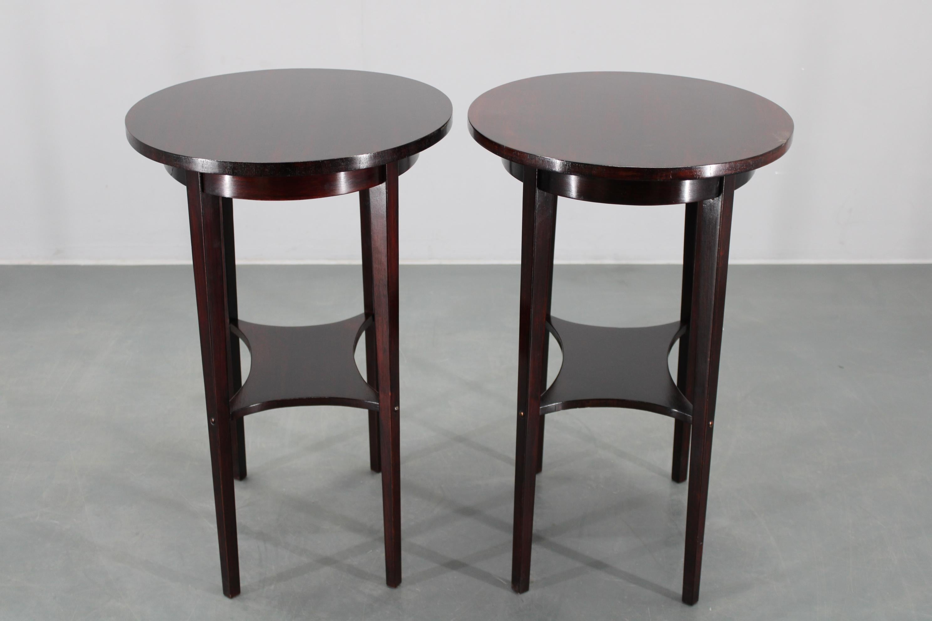 Pareja de mesas auxiliares Thonet restauradas de los años 30 nº 206, Checoslovaquia mediados del siglo XX en venta