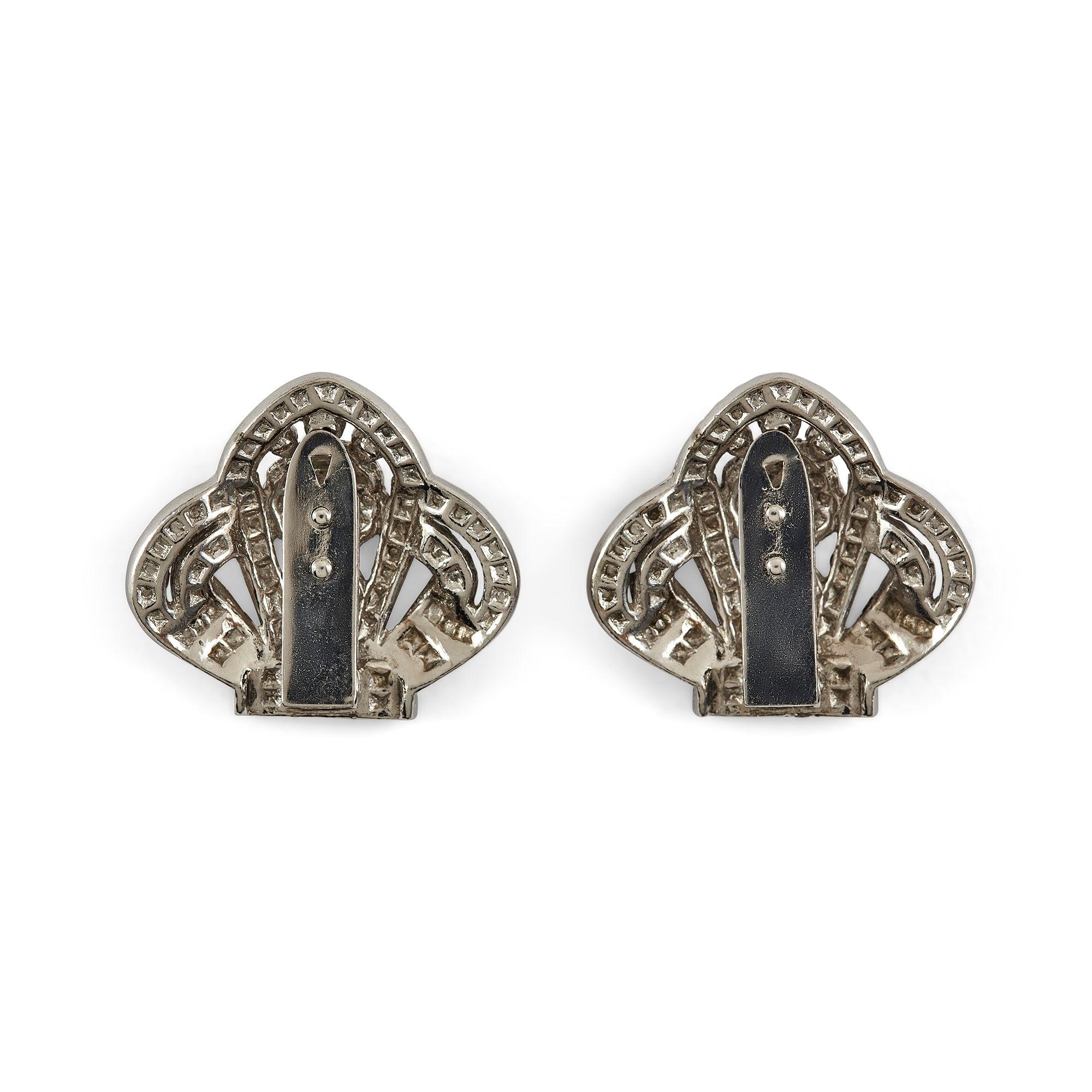 Diese silberfarbenen Kleiderklammern aus den 1930er Jahren formen die elegante Form einer Krone. Sie sind mit schillernden Markasitsteinen in verschiedenen Größen verziert. Auf der Rückseite befindet sich ein klassischer Scharnier-Clip, der fest mit
