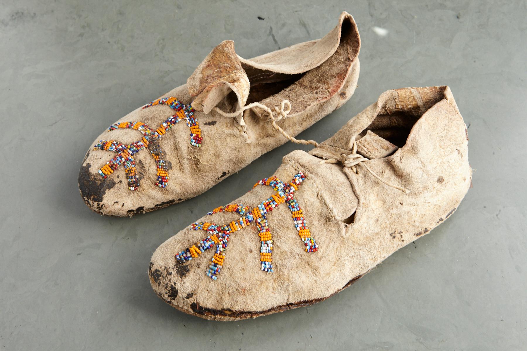 Pair of 1930s vintage Sioux made adult buckskin moccasins with old beads, note the unique colors.
A great High Plains collectible for display.
Bought in the 1970s from the Sioux Museum at the Oglala Sioux Reservation, South Dakota.
There are a